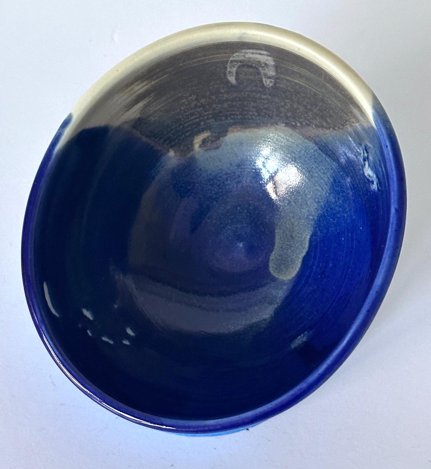 Tazón de té de cerámica con esmalte azul brillante de Toshiko Takaezu en venta 5