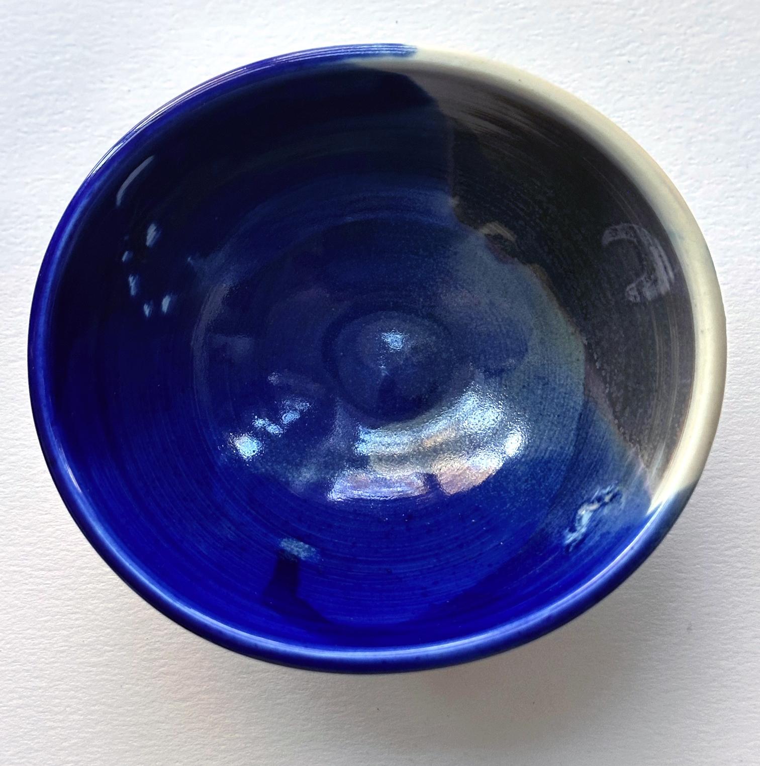 Tazón de té de cerámica con esmalte azul brillante de Toshiko Takaezu en venta 6