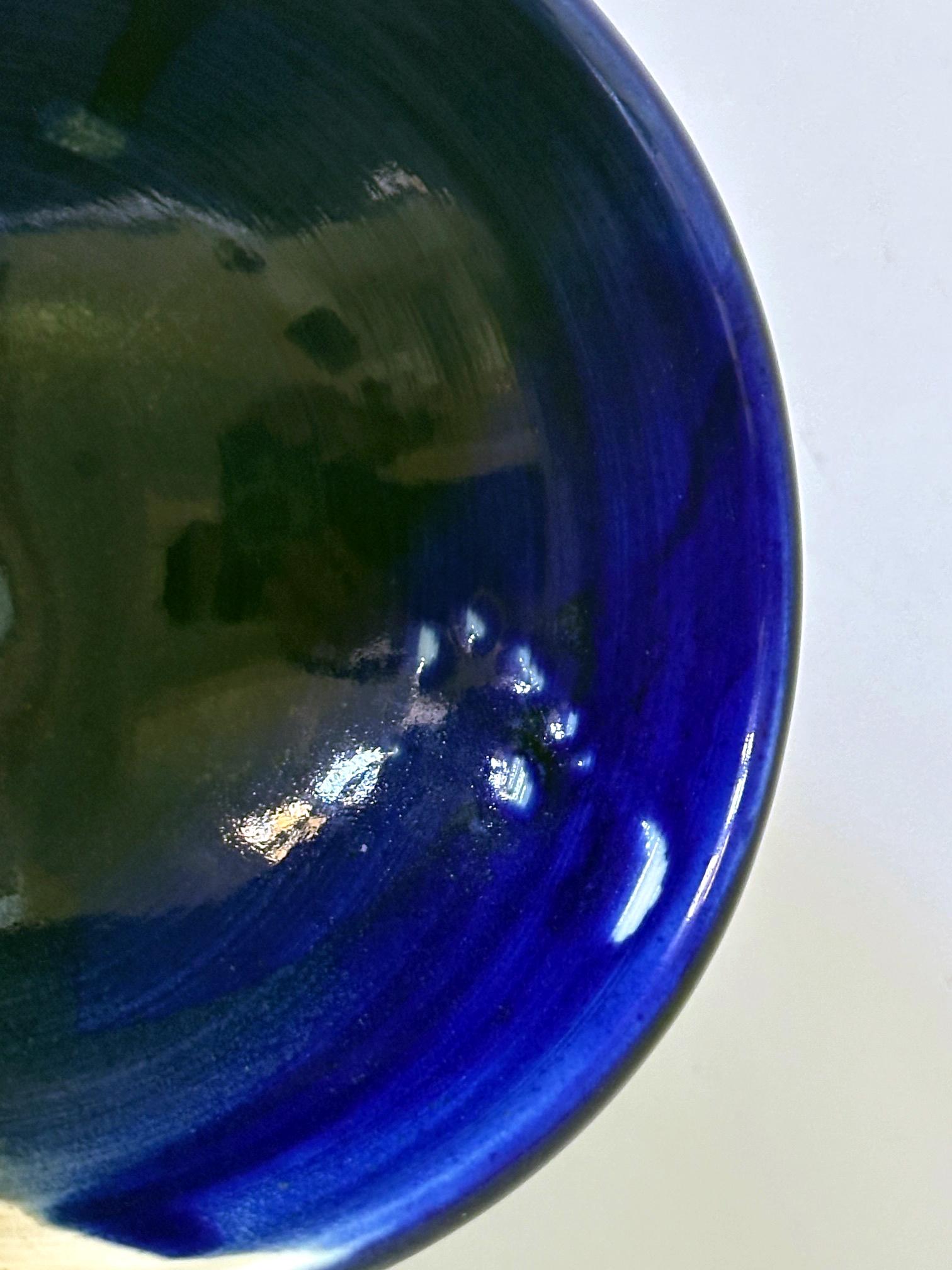 Tazón de té de cerámica con esmalte azul brillante de Toshiko Takaezu en venta 7