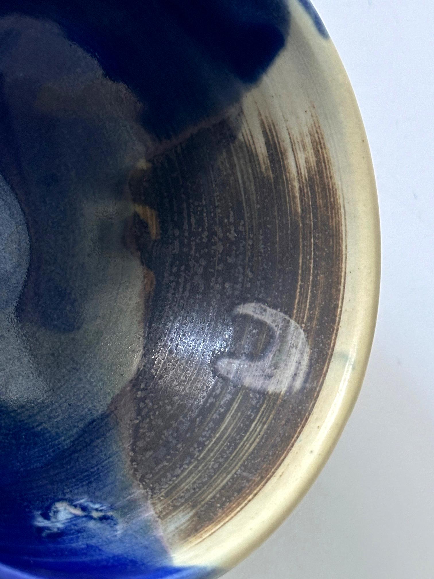 Tazón de té de cerámica con esmalte azul brillante de Toshiko Takaezu en venta 8