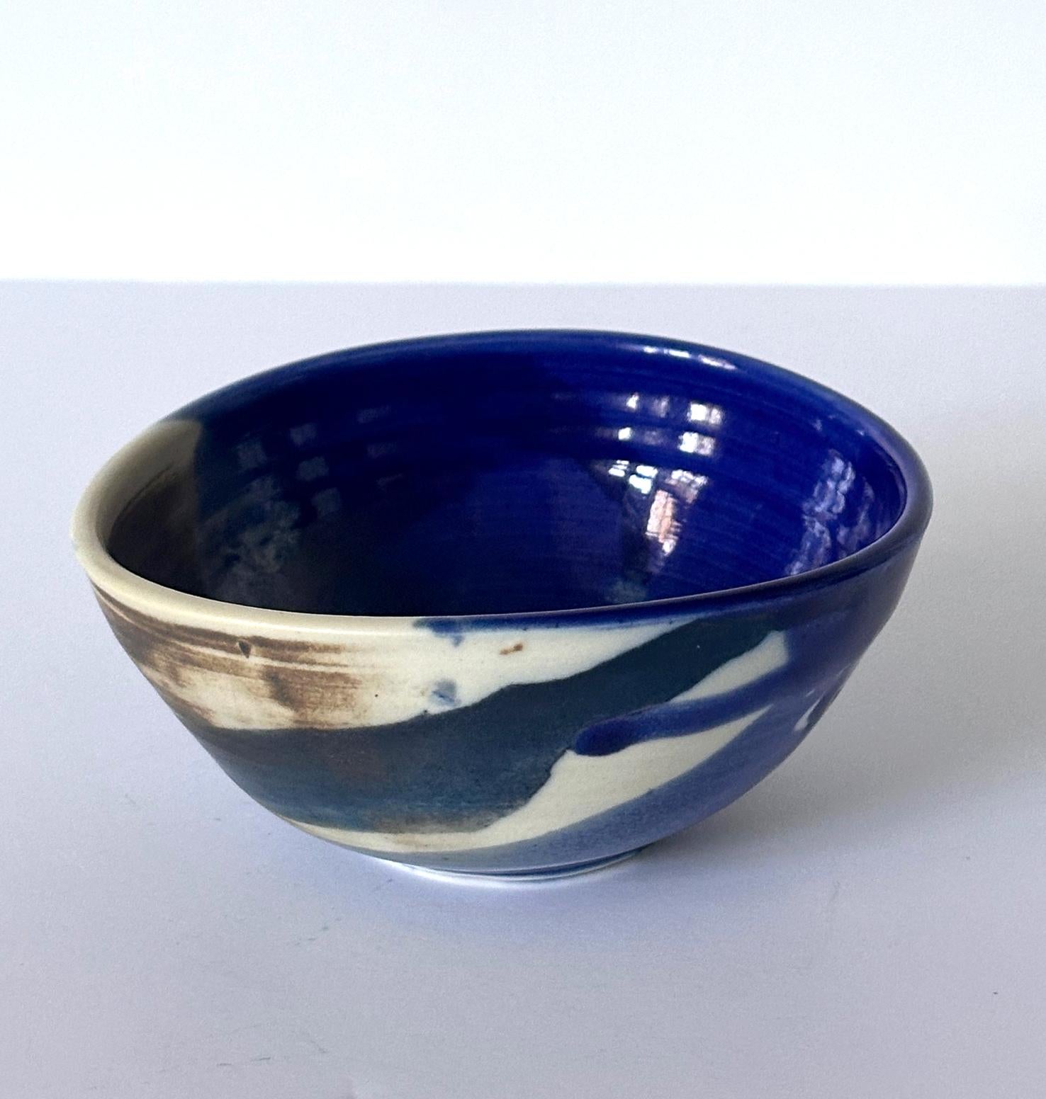 Tazón de té de cerámica vidriada (chawan) de la década de 1960, obra de la artista estadounidense de origen japonés Toshiko Takaezu (EE.UU., 1922 - 2011), cuya obra estuvo muy influida por la tradición cerámica, la estética y la filosofía japonesas.
