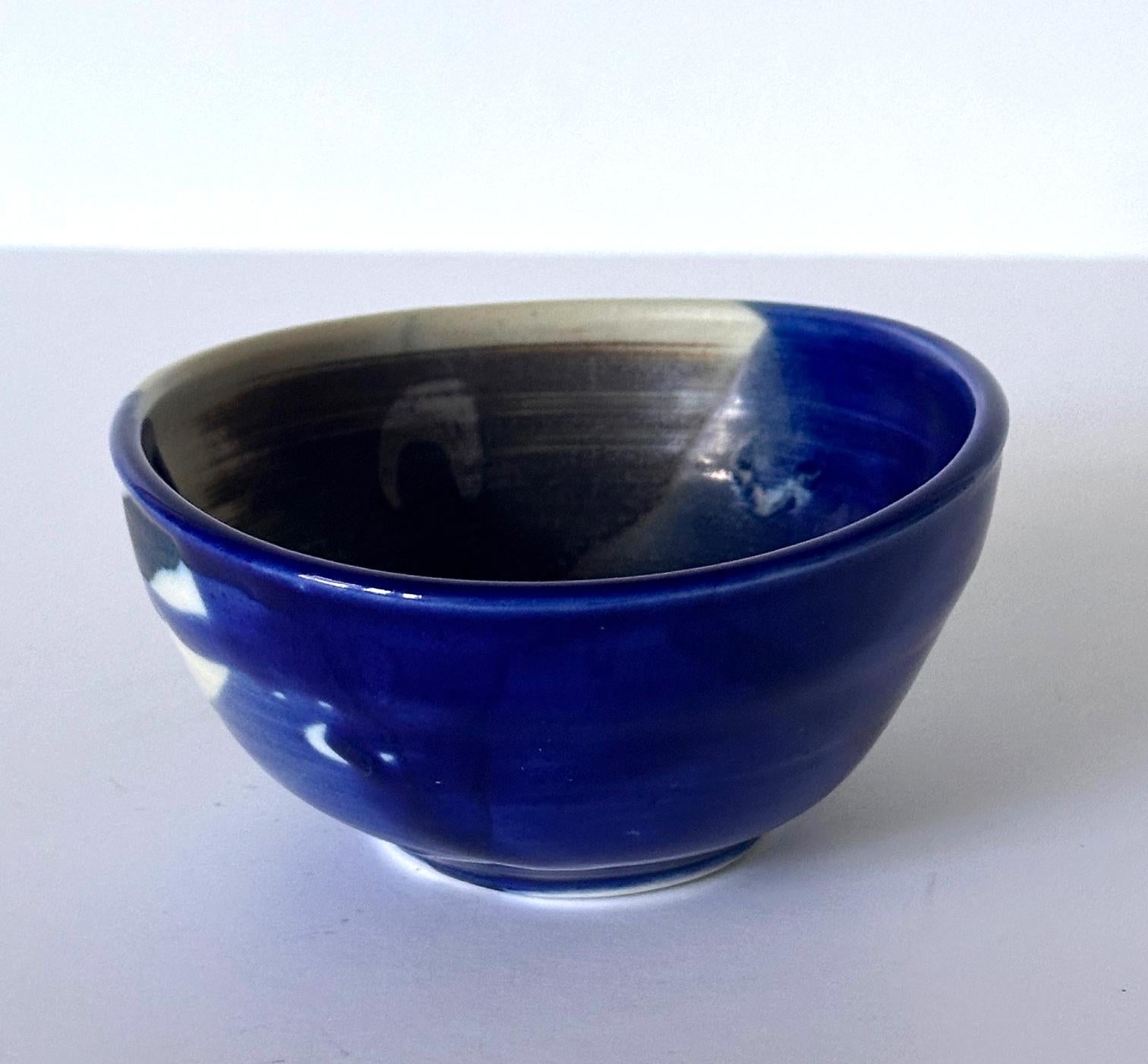 Tazón de té de cerámica con esmalte azul brillante de Toshiko Takaezu Moderno en venta
