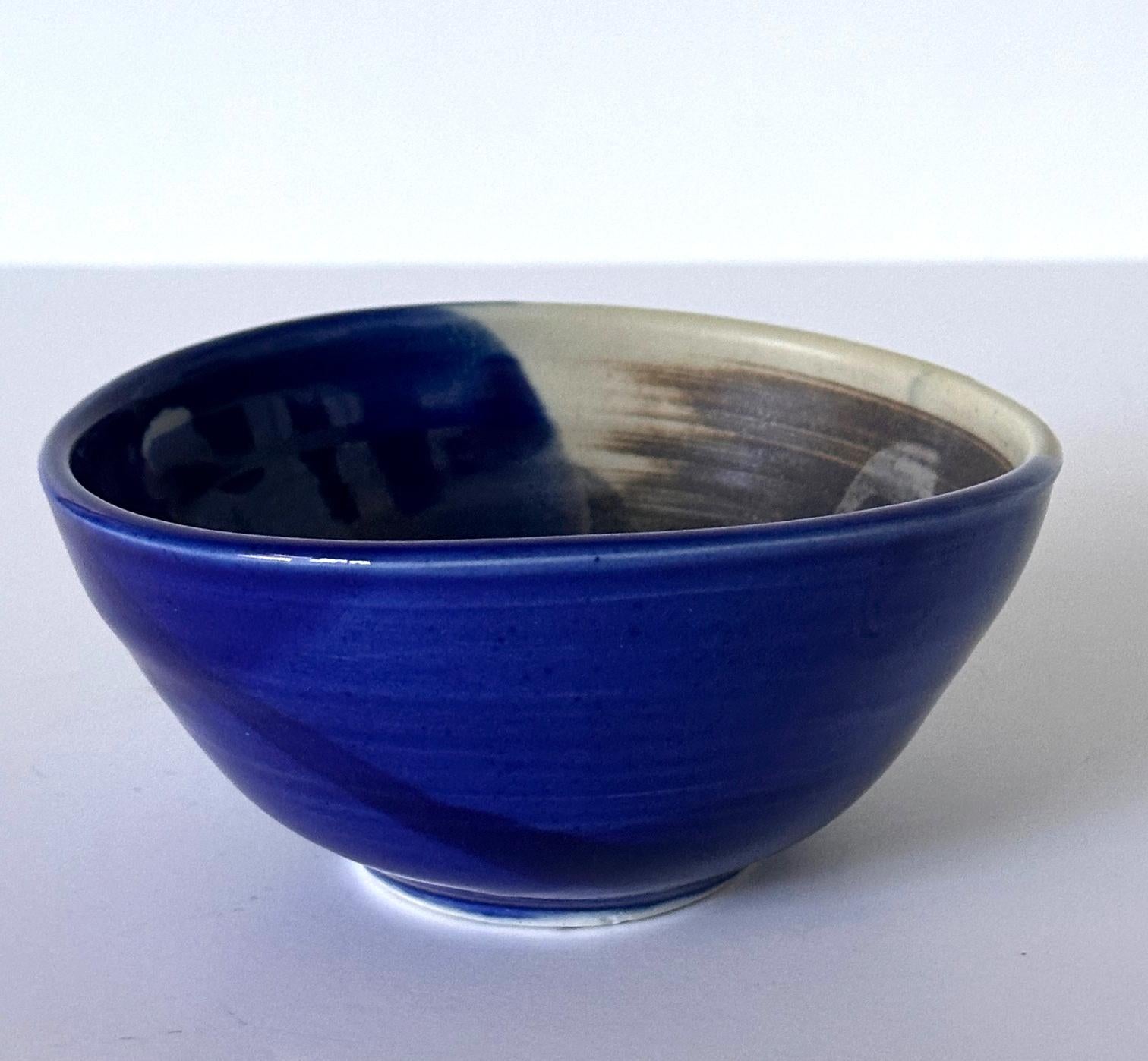 Tazón de té de cerámica con esmalte azul brillante de Toshiko Takaezu Estadounidense en venta