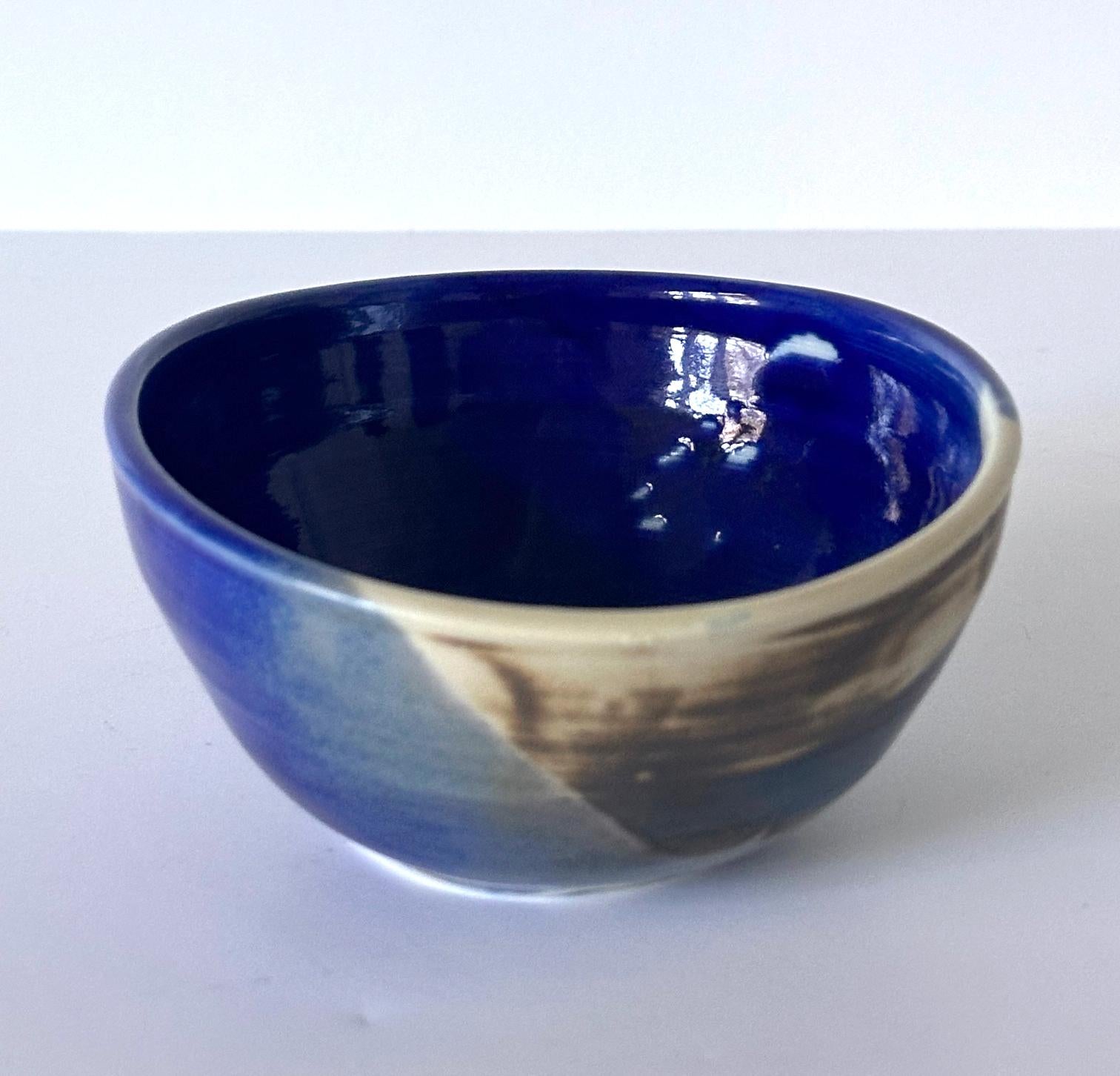 Tazón de té de cerámica con esmalte azul brillante de Toshiko Takaezu en Bueno estado para la venta en Atlanta, GA