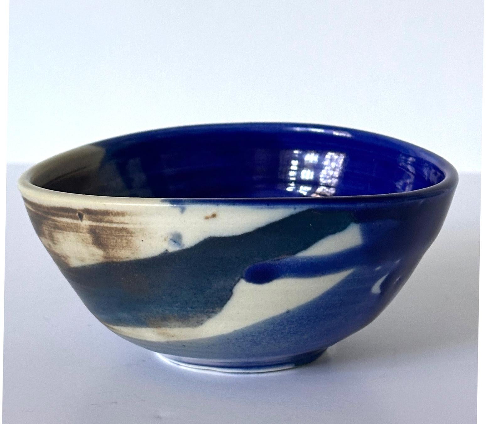 Tazón de té de cerámica con esmalte azul brillante de Toshiko Takaezu siglo XX en venta