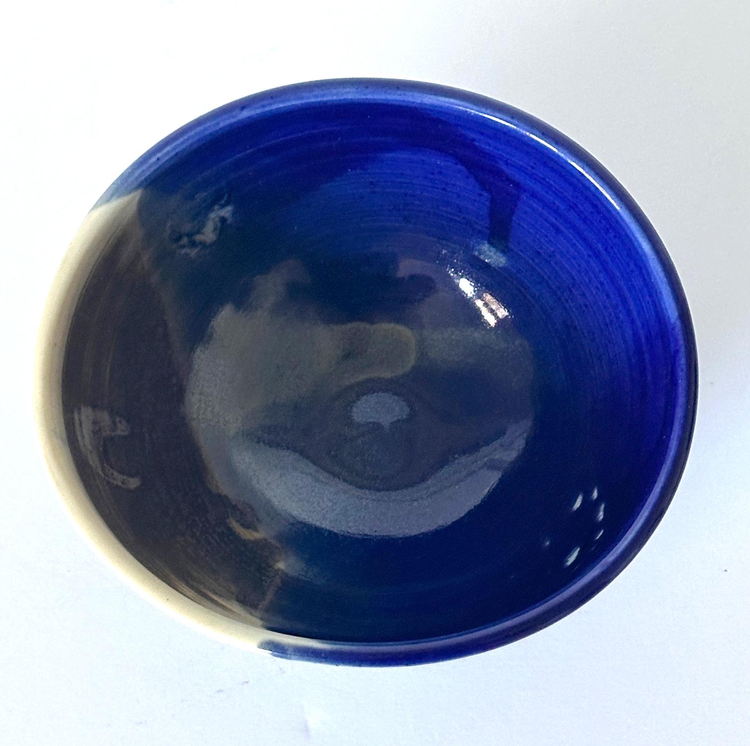Tazón de té de cerámica con esmalte azul brillante de Toshiko Takaezu Cerámico en venta