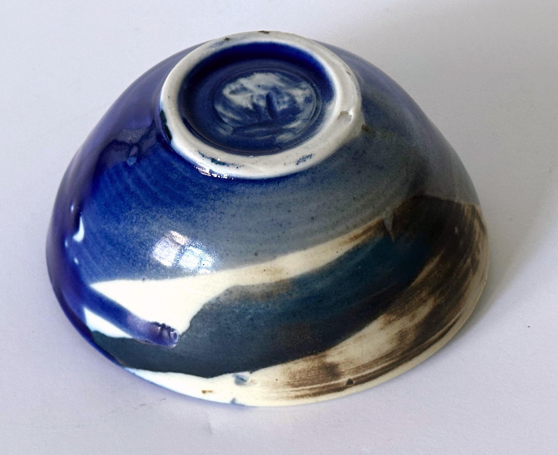 Tazón de té de cerámica con esmalte azul brillante de Toshiko Takaezu en venta 1