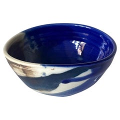 Ciotola da tè in ceramica con smalto blu brillante di Toshiko Takaezu