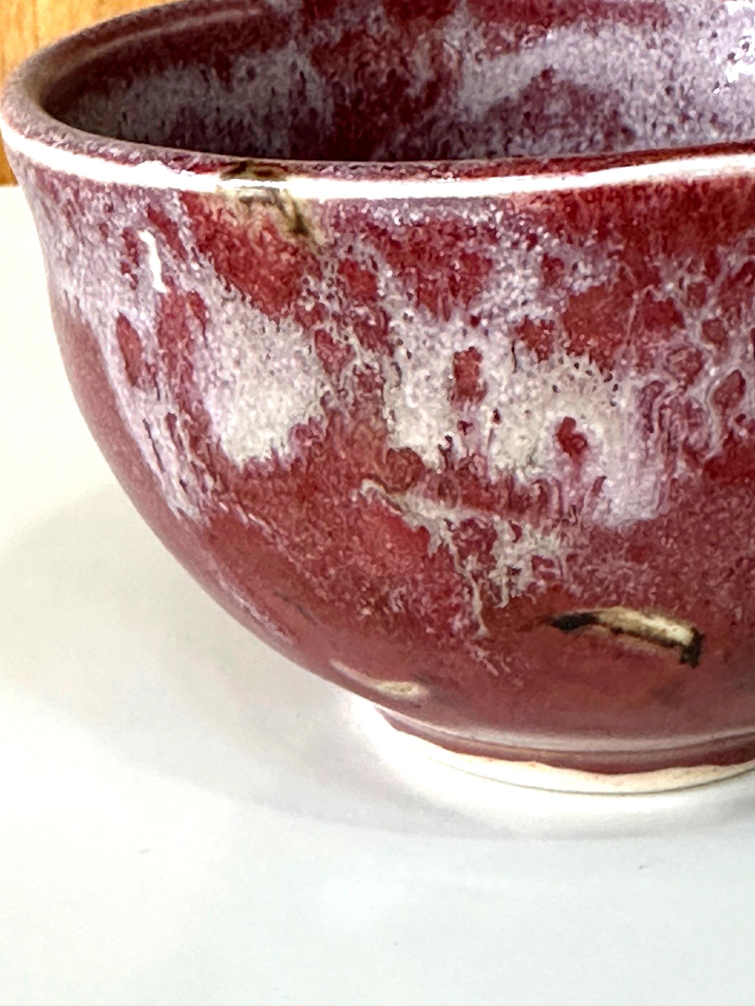 Tazón de té de cerámica con esmalte rojo brillante de Toshiko Takaezu en venta 3