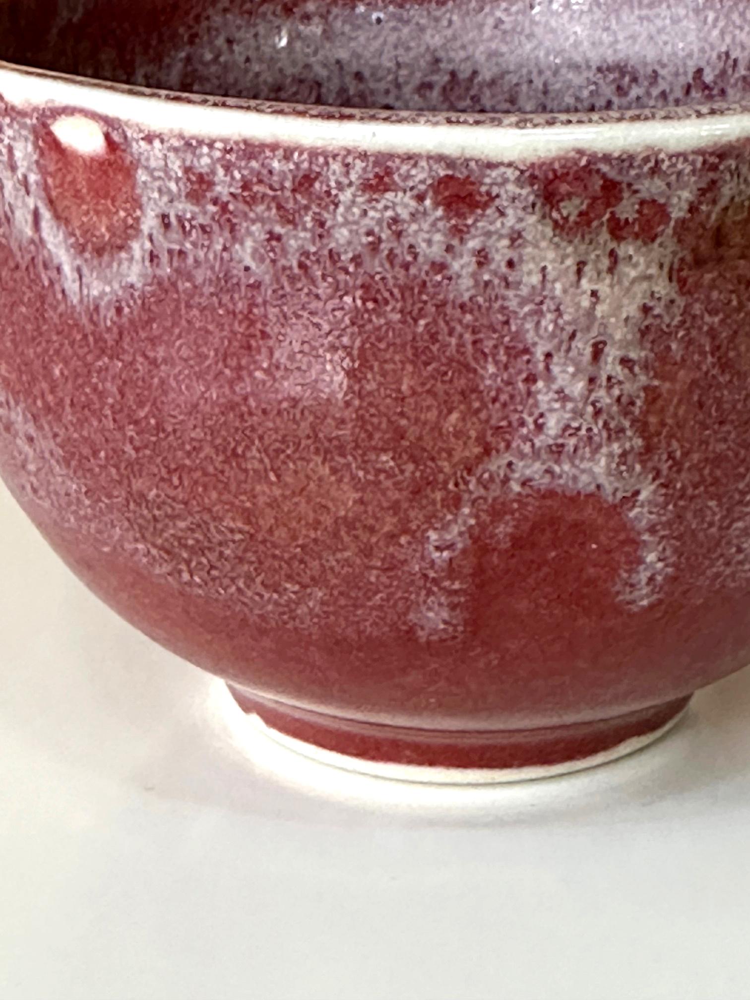 Tazón de té de cerámica con esmalte rojo brillante de Toshiko Takaezu en venta 4