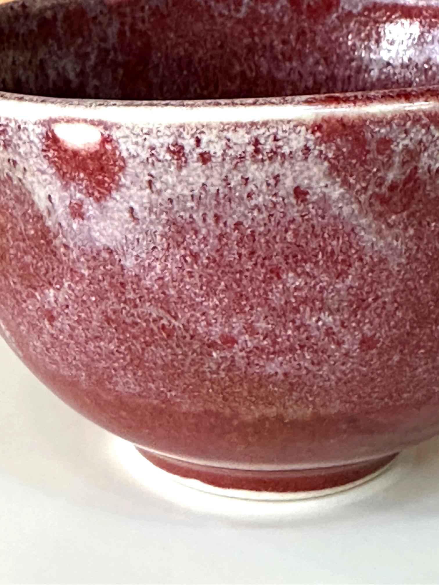 Tazón de té de cerámica con esmalte rojo brillante de Toshiko Takaezu en venta 5