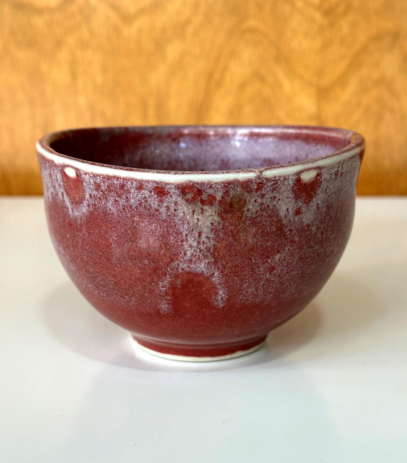 Tazón de té de cerámica con esmalte rojo brillante de Toshiko Takaezu Moderno en venta