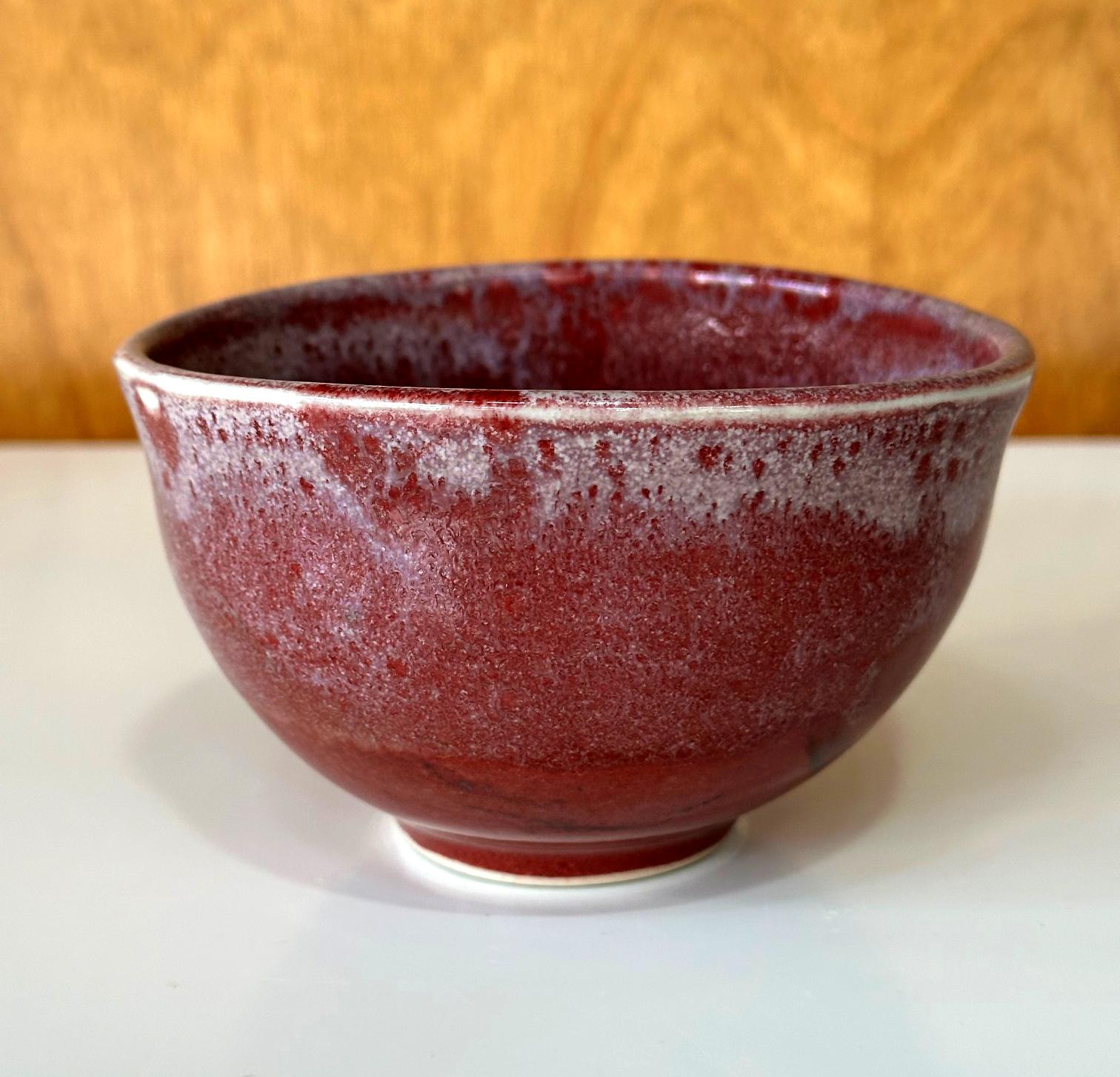 Tazón de té de cerámica con esmalte rojo brillante de Toshiko Takaezu Estadounidense en venta