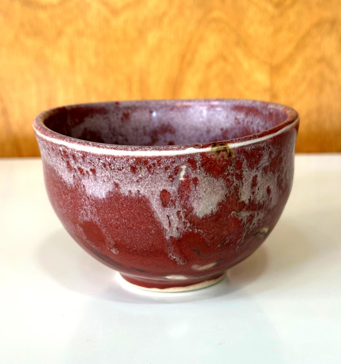 Tazón de té de cerámica con esmalte rojo brillante de Toshiko Takaezu en Bueno estado para la venta en Atlanta, GA