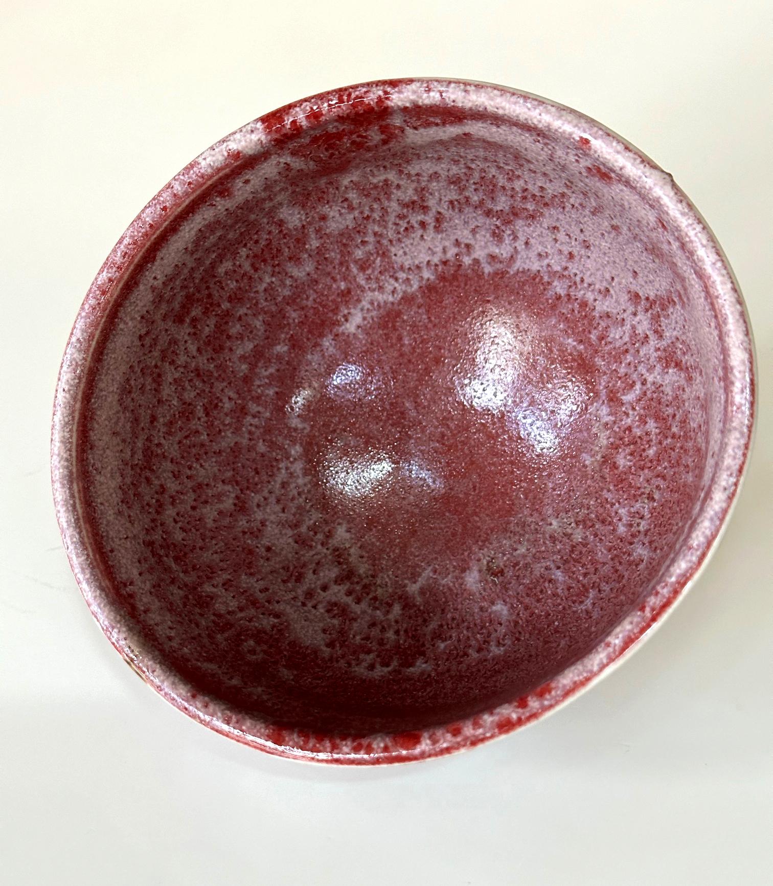 Tazón de té de cerámica con esmalte rojo brillante de Toshiko Takaezu finales del siglo XX en venta