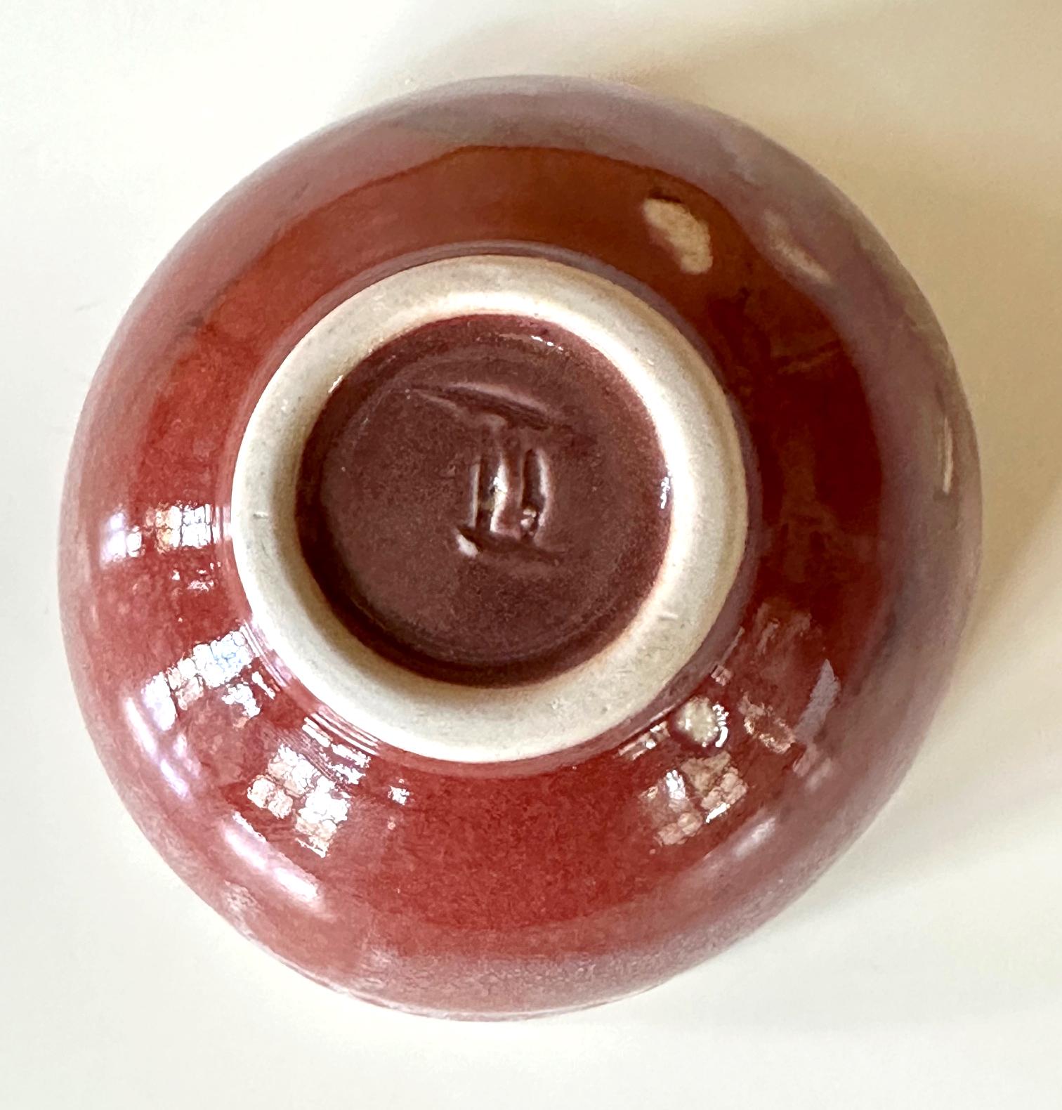 Tazón de té de cerámica con esmalte rojo brillante de Toshiko Takaezu Cerámico en venta