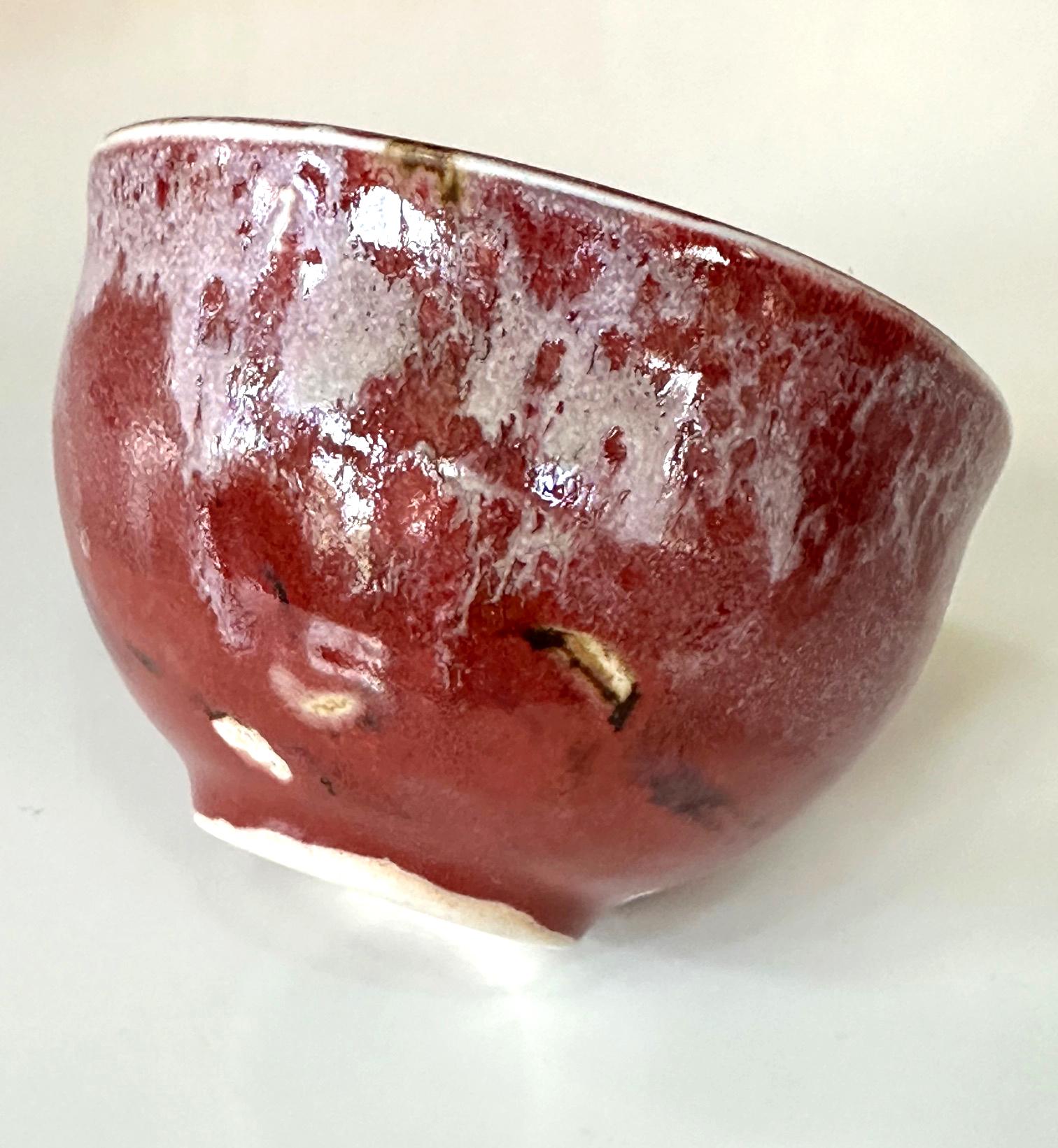 Tazón de té de cerámica con esmalte rojo brillante de Toshiko Takaezu en venta 1