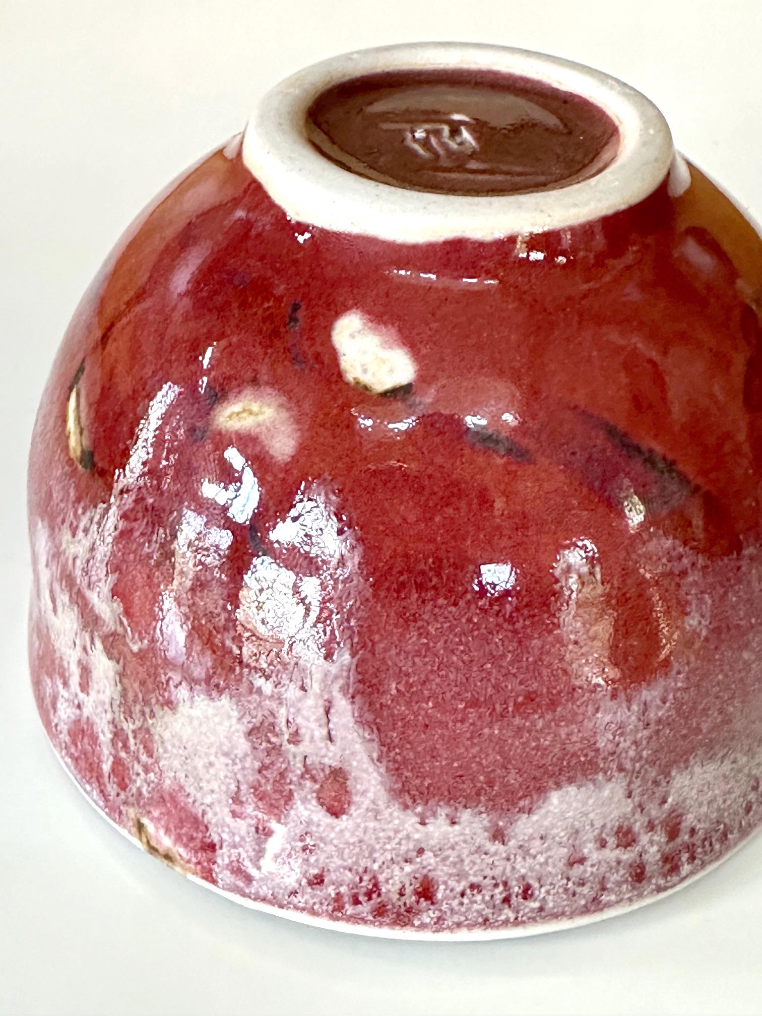 Tazón de té de cerámica con esmalte rojo brillante de Toshiko Takaezu en venta 2