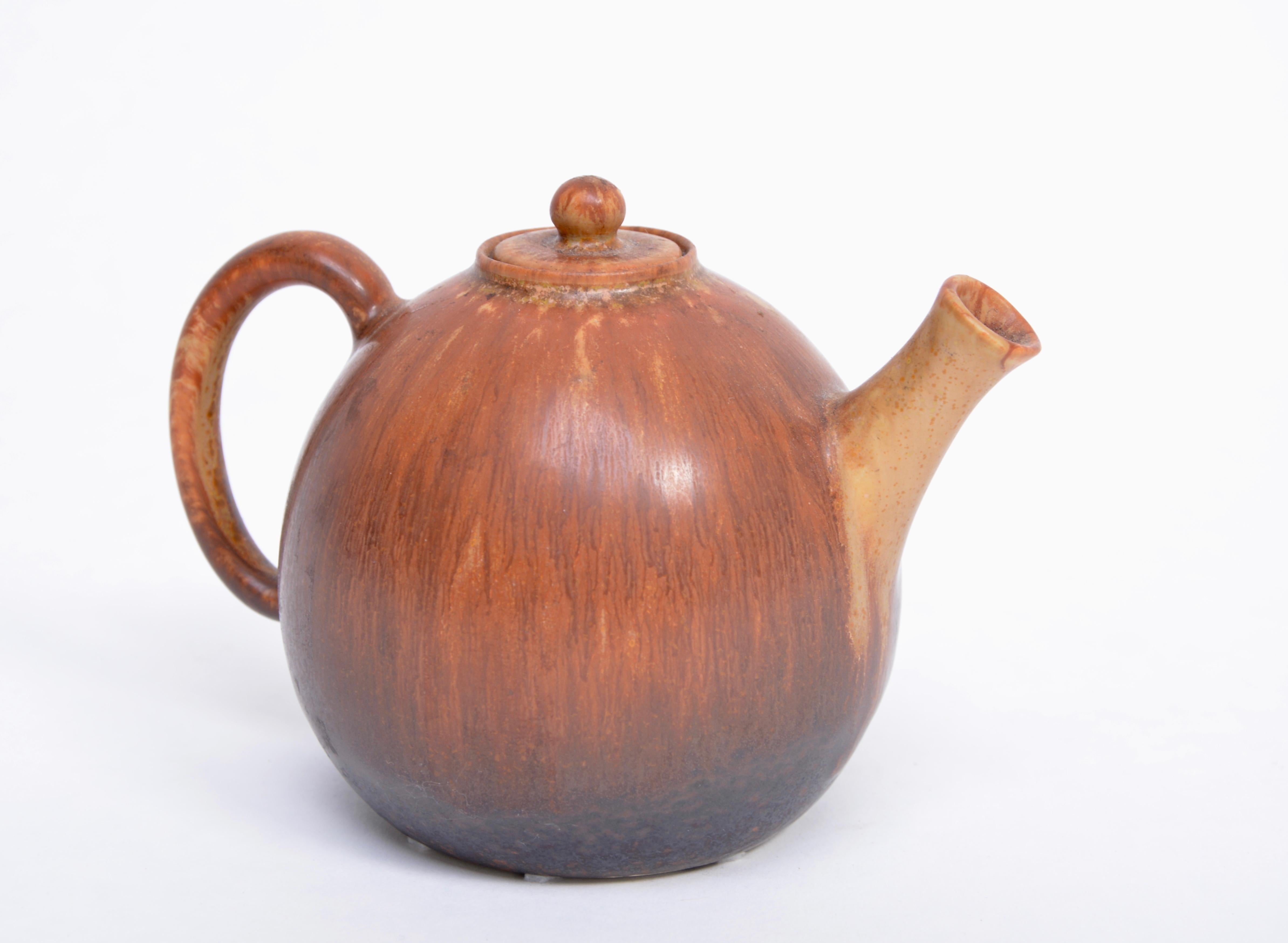 Braune Teekanne aus Keramik von Carl Harry Stalhane für Rörstrand (Mitte des Jahrhunderts)

Diese Teekanne wurde in den 1960er Jahren von Carl Harry Stalhane entworfen und in Schweden für Rörstrand hergestellt. Sie ist aus Keramik gefertigt und