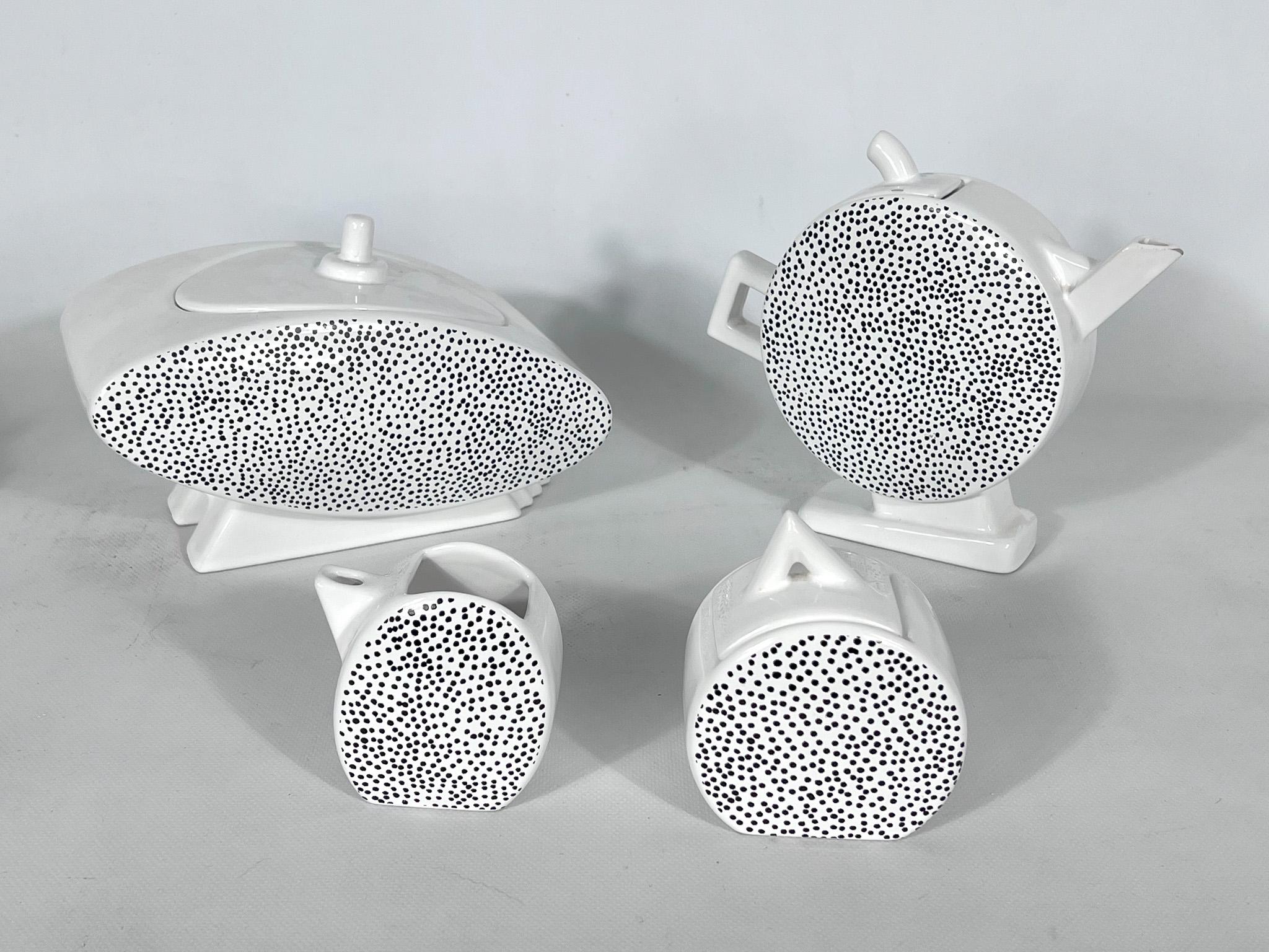 Fin du 20e siècle Service à thé en céramique par Mas pour Memphis Milano, années 1980, ensemble de 7 pièces en vente