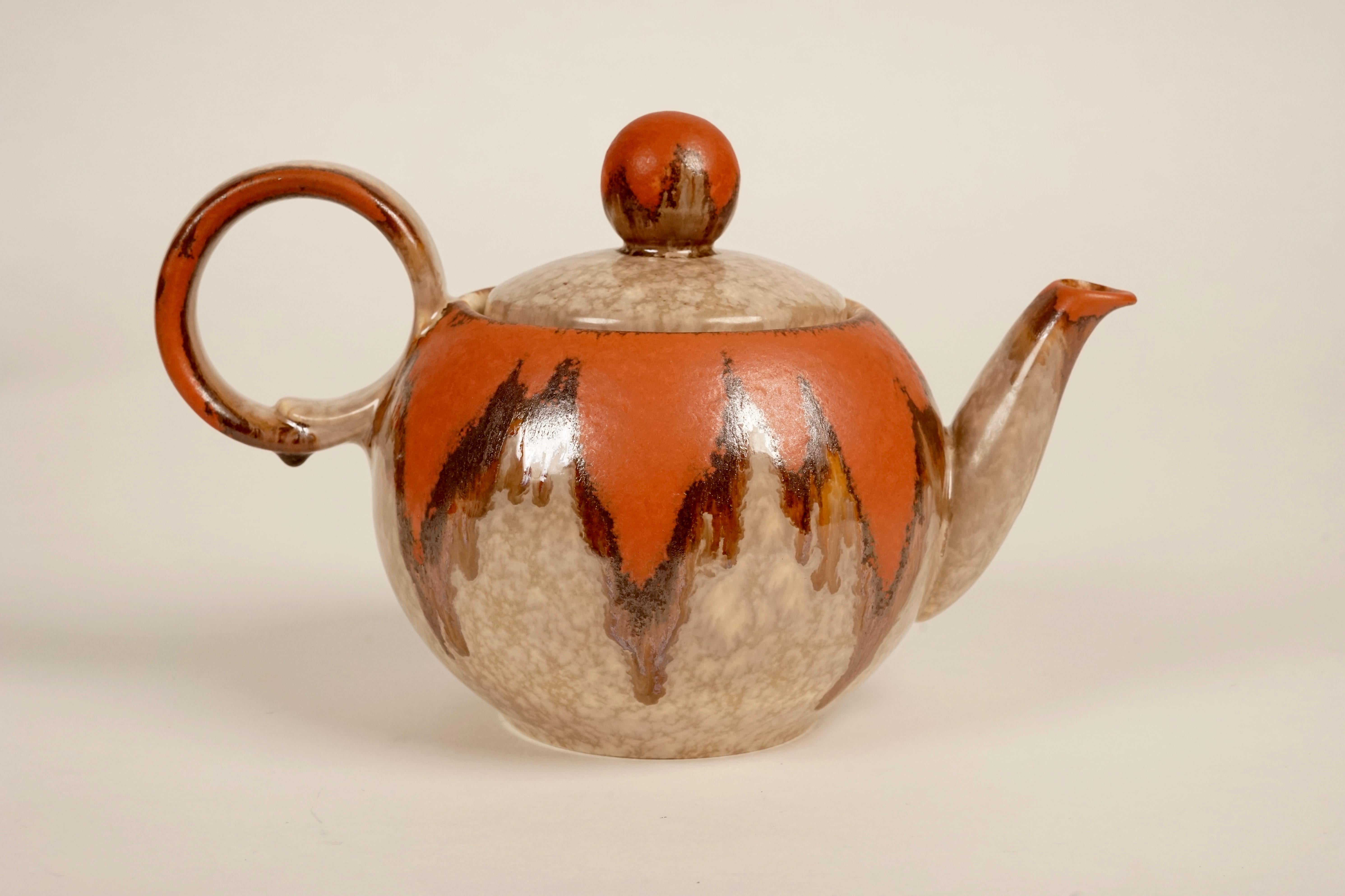 Service à thé en céramique, modèle Madelon des années 1930 produit en Tchécoslovaquie.
La glaçure coulante brun-orange comme décor, est typique de cette période.
La forme unique de la tasse à thé est étonnante et tellement fonctionnelle.
Toutes