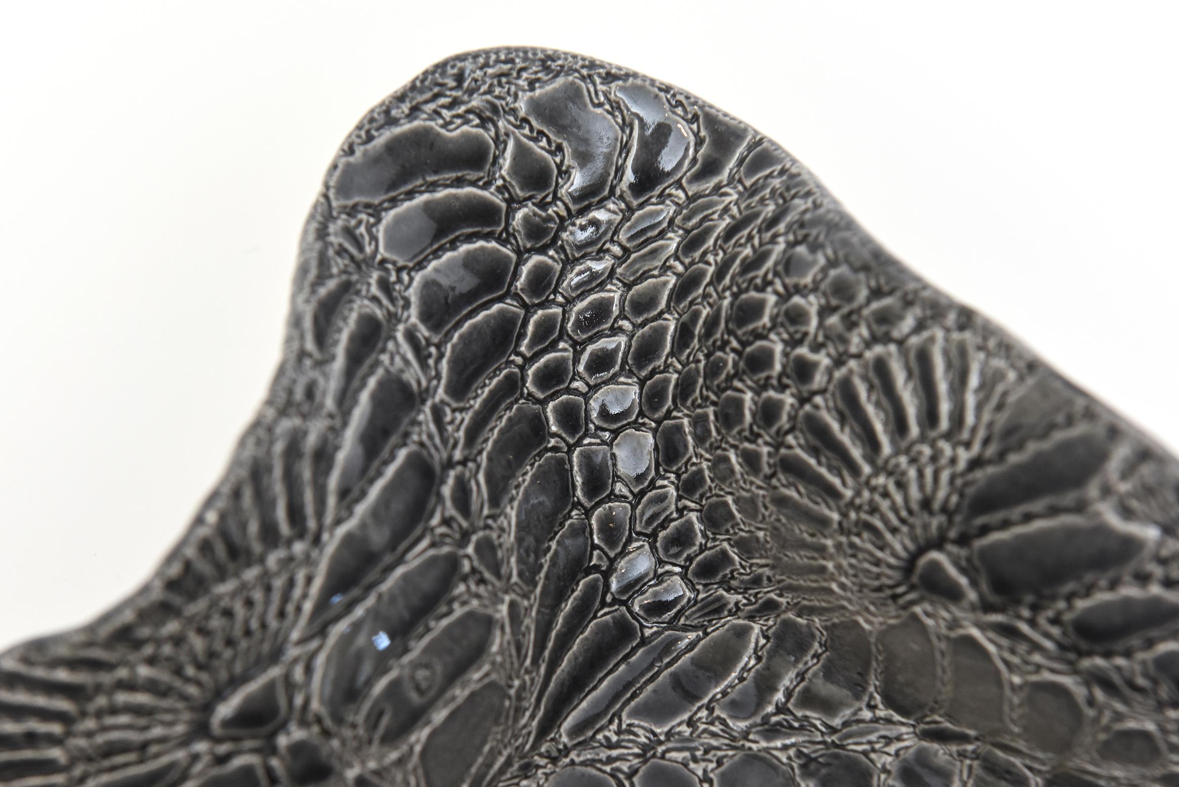 Keramik Texturierte Biomorphe skulpturale Schale mit Schlangenhautmuster Grau Weiß im Angebot 4