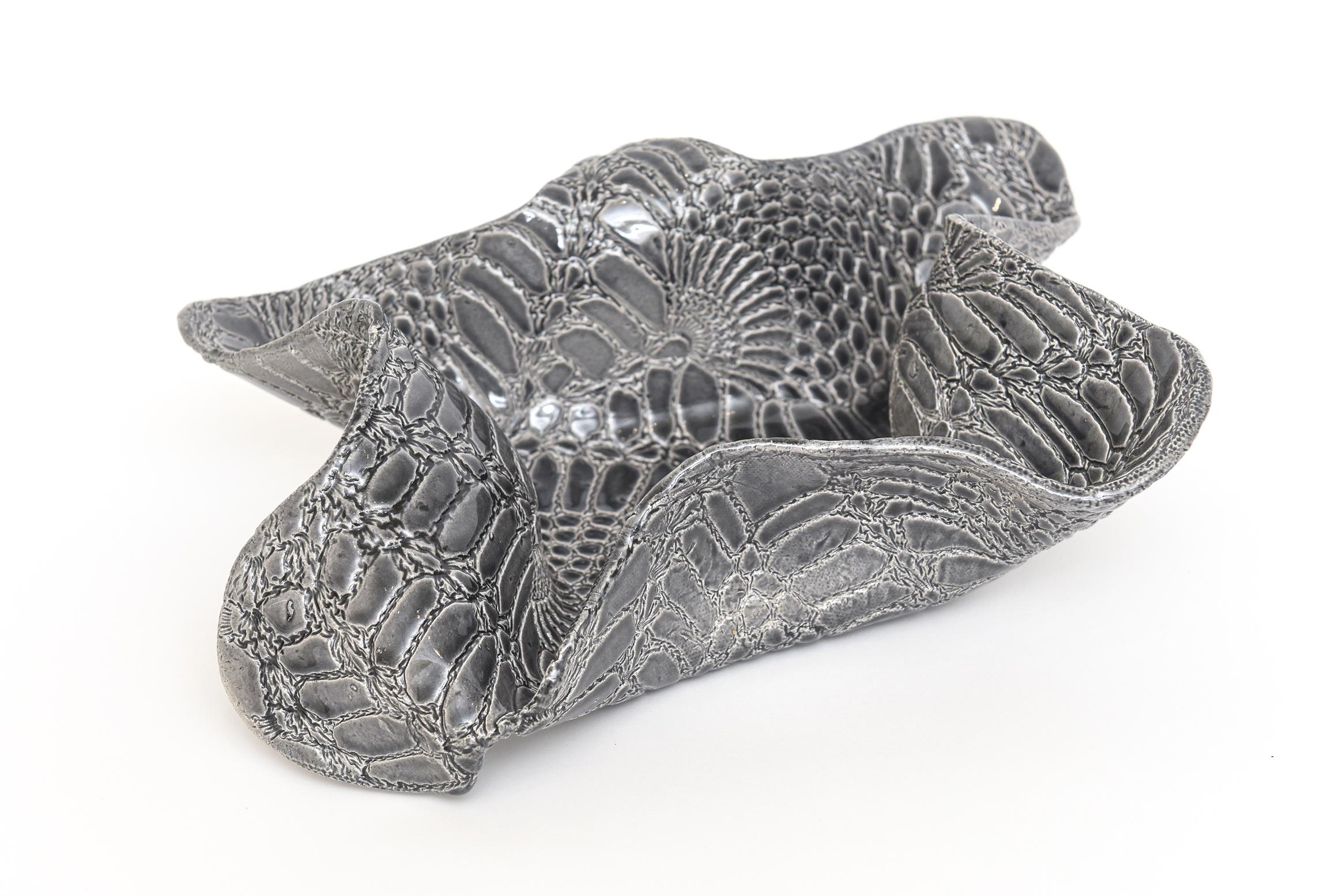 Keramik Texturierte Biomorphe skulpturale Schale mit Schlangenhautmuster Grau Weiß im Angebot 5