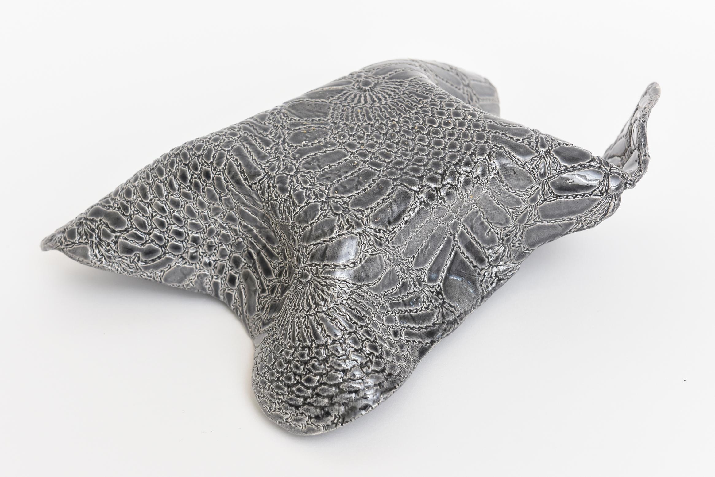 Keramik Texturierte Biomorphe skulpturale Schale mit Schlangenhautmuster Grau Weiß im Angebot 6