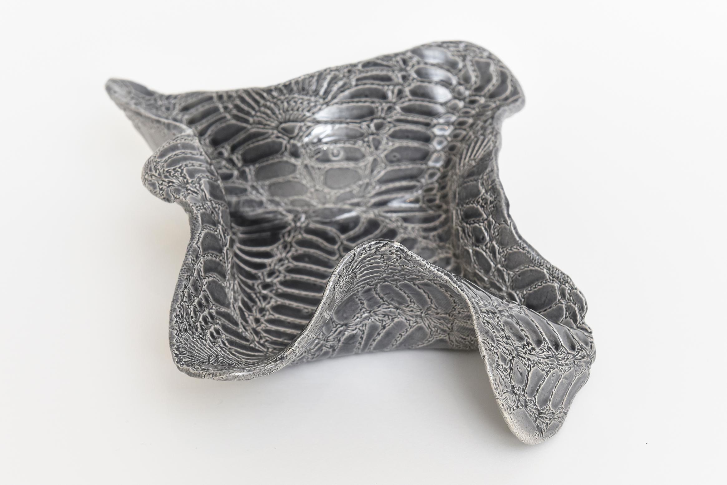 Keramik Texturierte Biomorphe skulpturale Schale mit Schlangenhautmuster Grau Weiß (Moderne) im Angebot