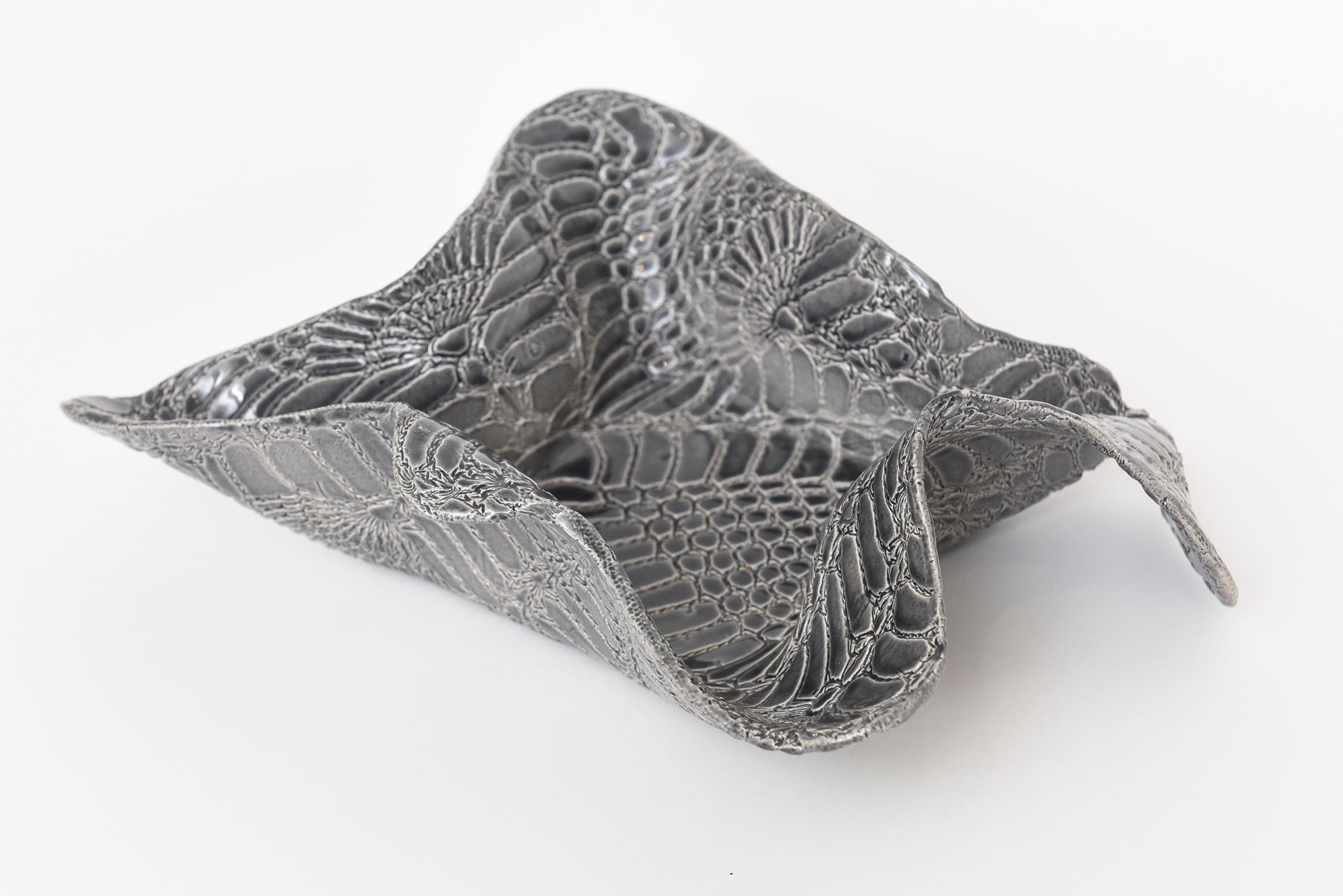 Keramik Texturierte Biomorphe skulpturale Schale mit Schlangenhautmuster Grau Weiß (amerikanisch) im Angebot