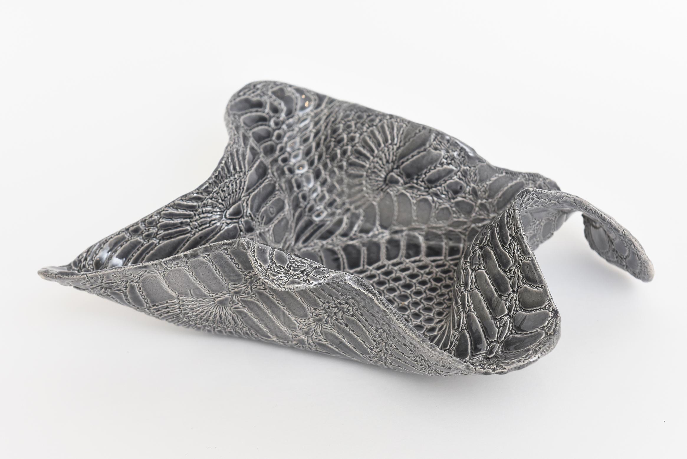 Keramik Texturierte Biomorphe skulpturale Schale mit Schlangenhautmuster Grau Weiß im Zustand „Gut“ im Angebot in North Miami, FL
