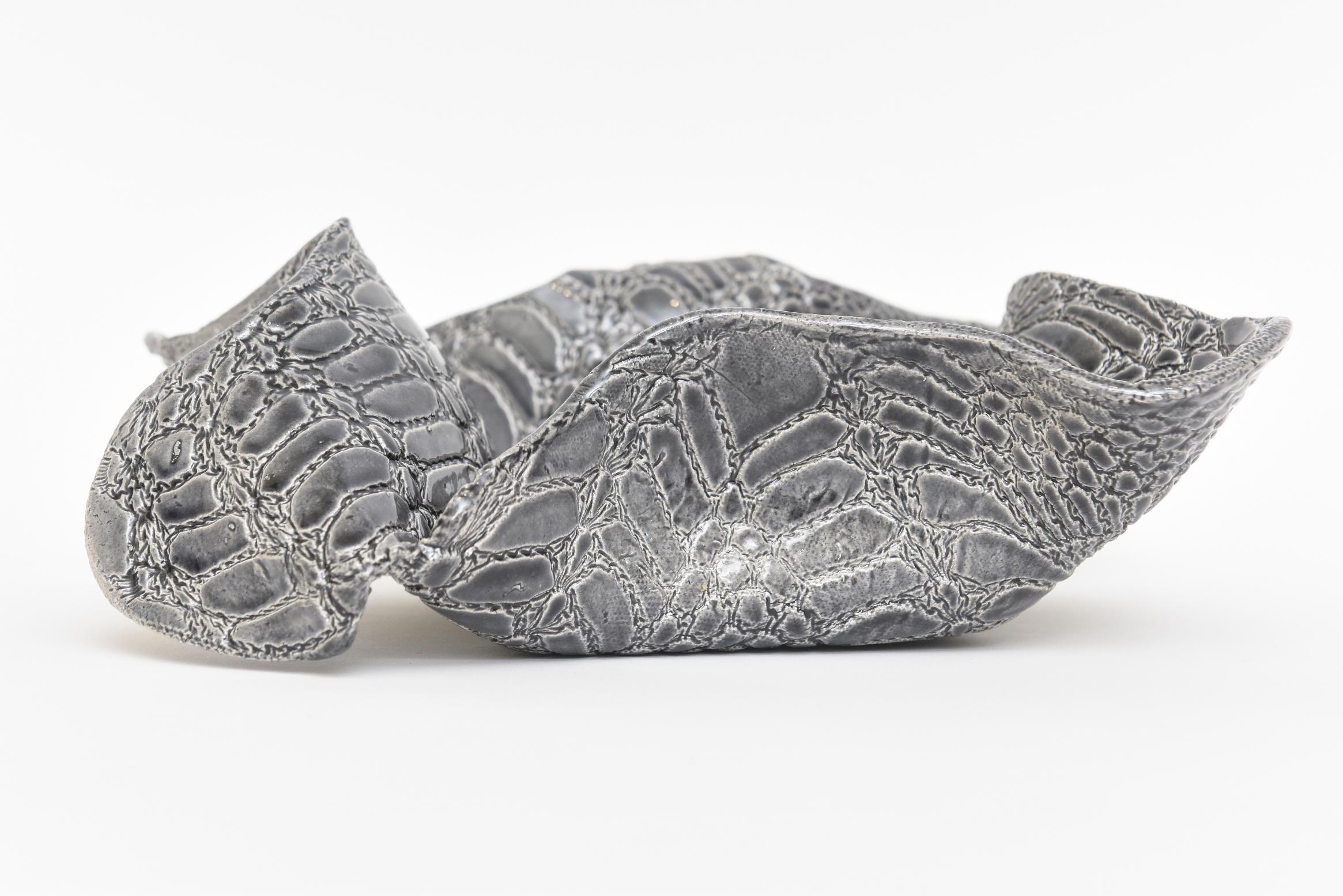 Keramik Texturierte Biomorphe skulpturale Schale mit Schlangenhautmuster Grau Weiß im Angebot 1