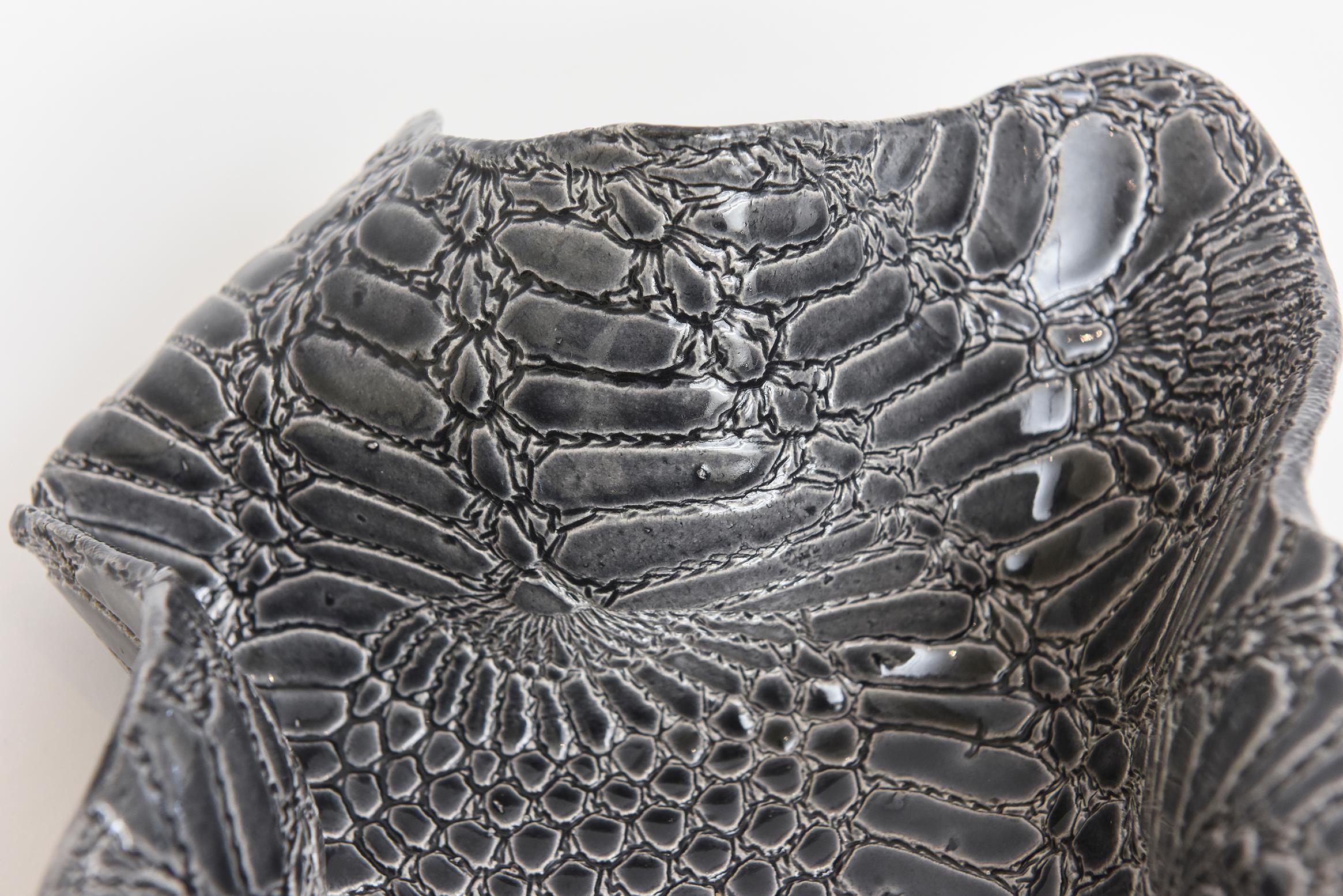 Keramik Texturierte Biomorphe skulpturale Schale mit Schlangenhautmuster Grau Weiß im Angebot 2