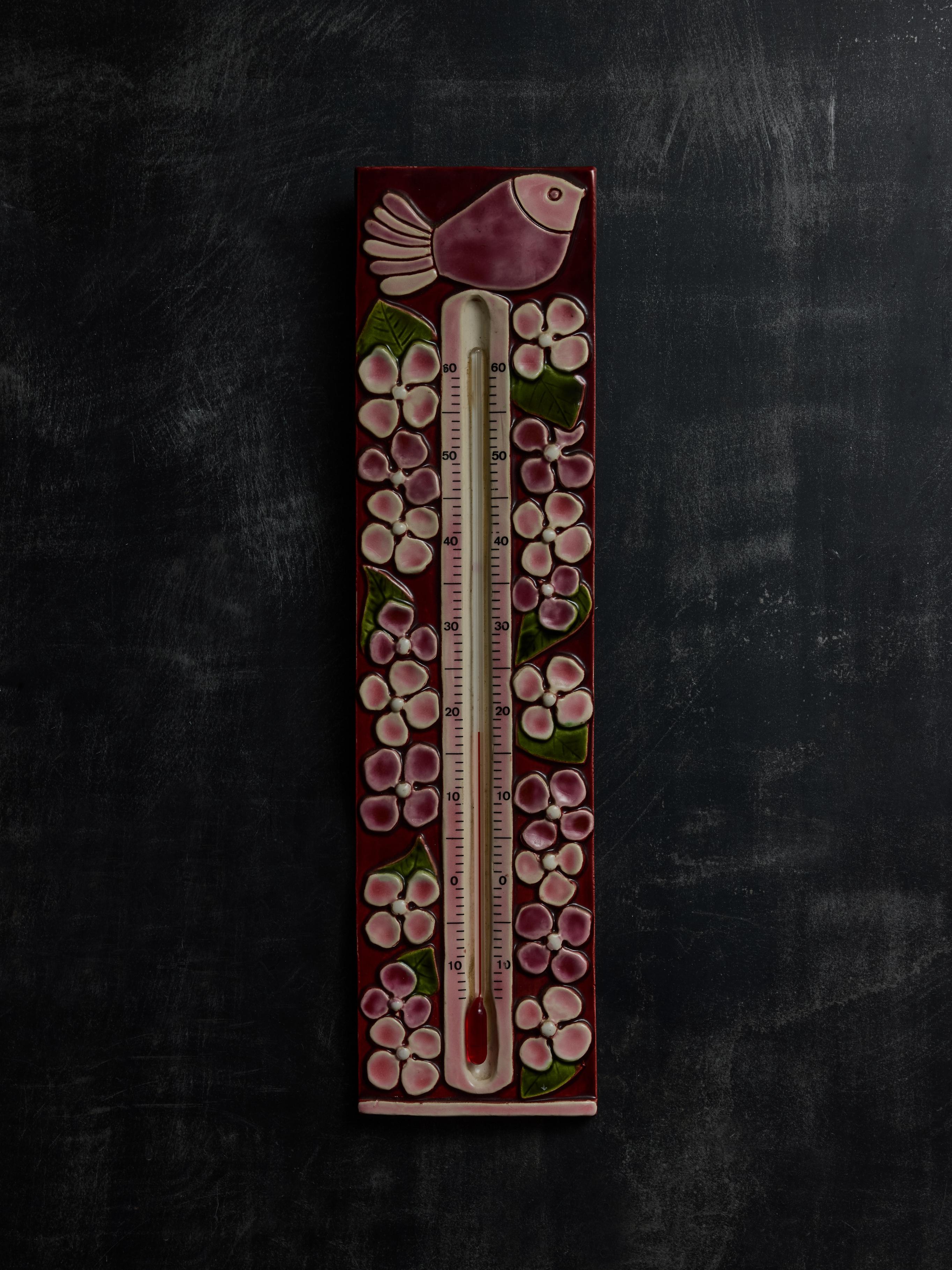 Magnifique thermomètre mural en céramique de Mithé Espelt. Décors typiques d'oiseaux, de fleurs et de feuilles dans différentes nuances de glaçure rose.

Marie Thérèse Espelt, alias Mithé Espelt (1923-2020)
Née à Townes, près de Montpellier, Mithé