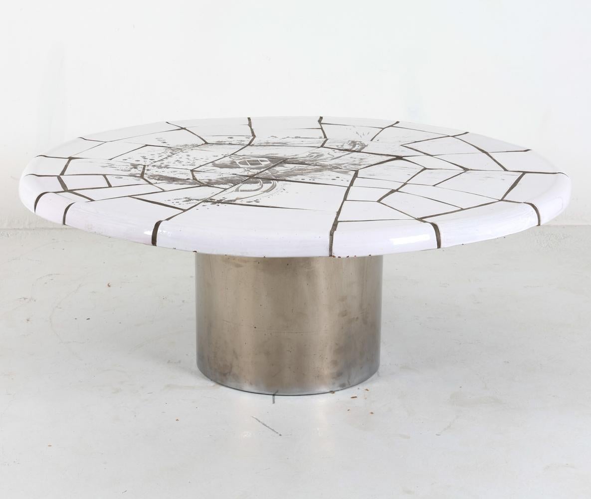 Dieser Couchtisch wurde von Gunnar Palander entworfen, dessen Signatur in Form eines kleinen Stempels auf der bemalten Mosaikfliesenplatte zu sehen ist. Er ist bekannt für seine Keramikarbeiten, die eine wunderbare Kombination aus Kunst und
