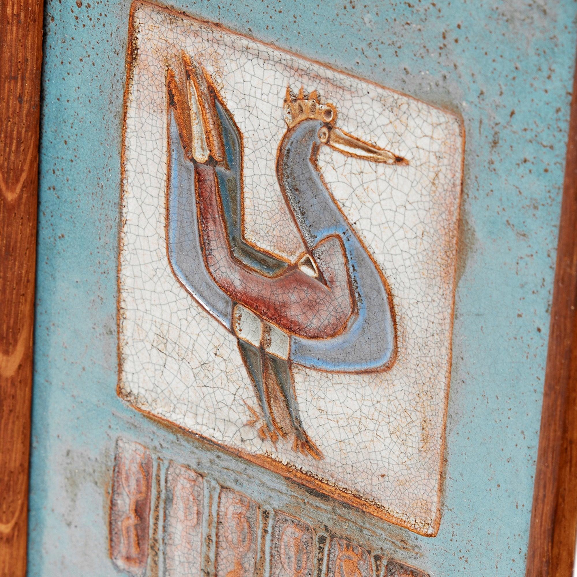 Un azulejo francés enmarcado en nogal y lino. Firmado: 
