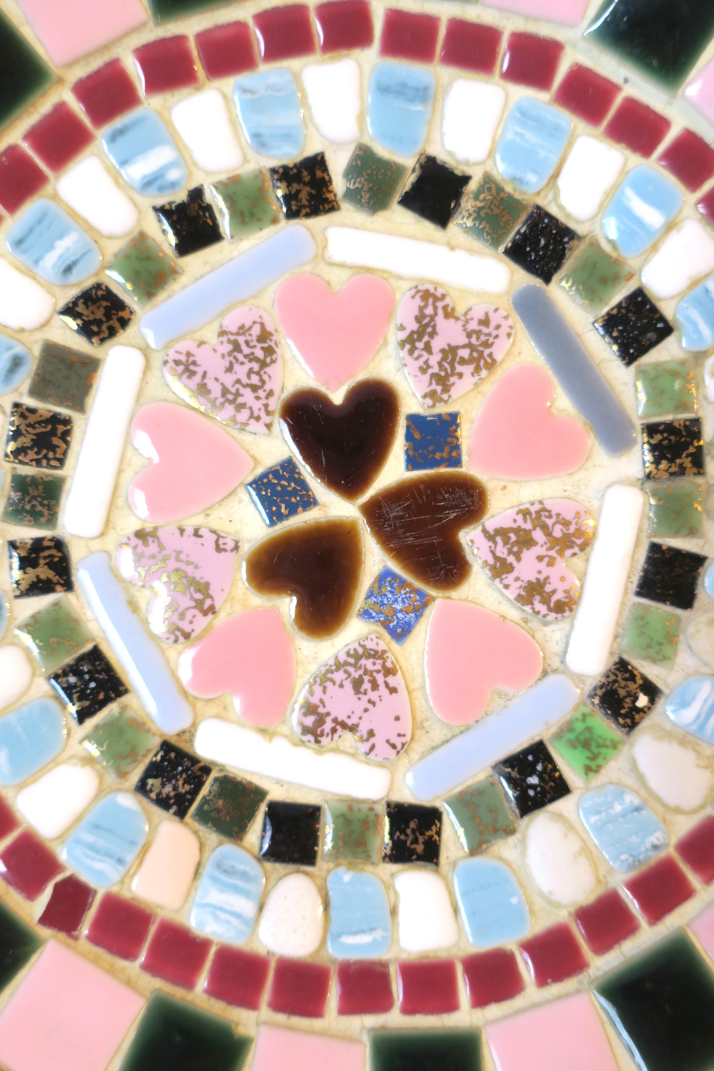 Keramikfliesen-Mosaikschale Vide-Poche mit rosa Herzen, ca. Mitte 20. im Angebot 1