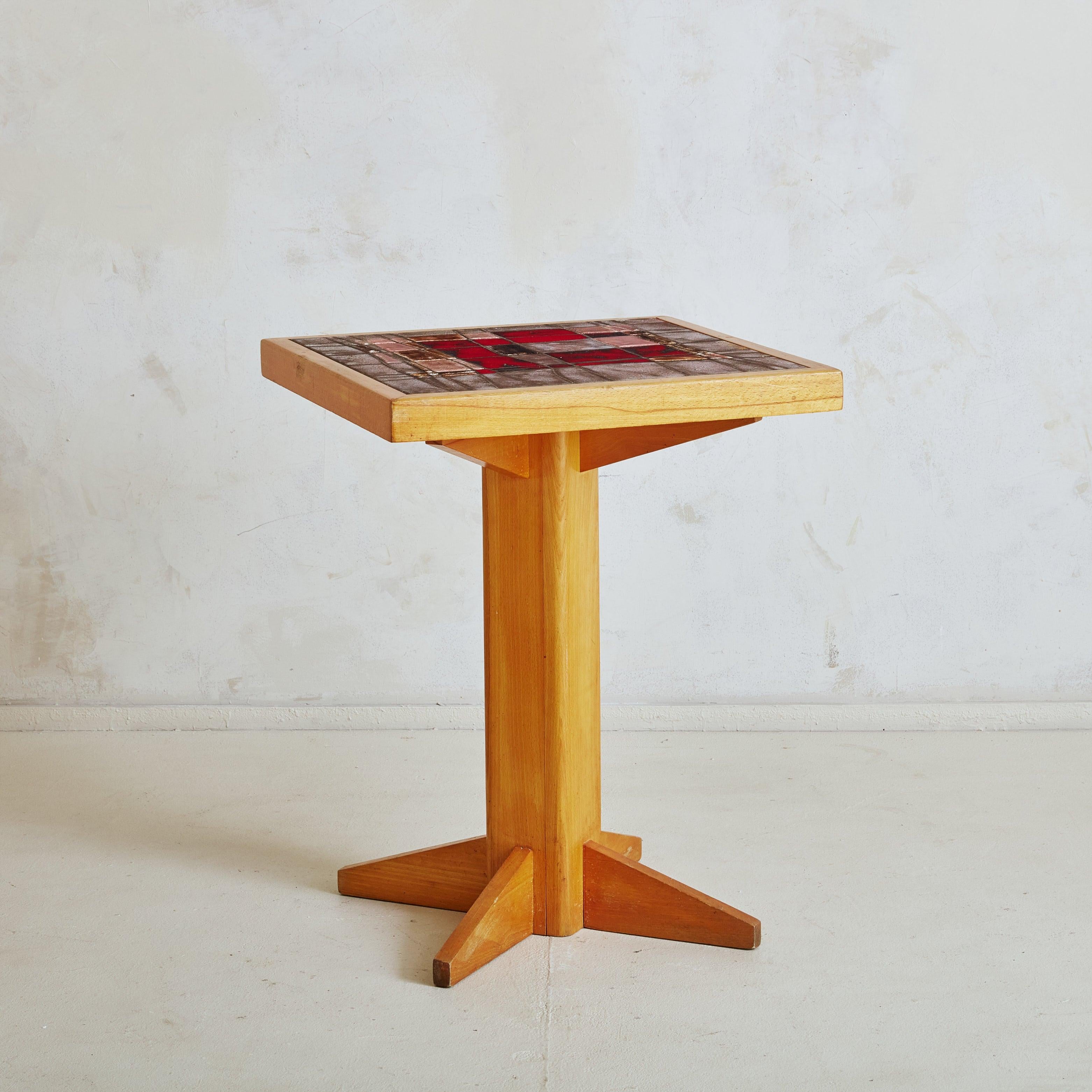 Mid-Century Modern Table d'appoint en céramique avec base en bois par M J.P. Monnet, France, années 1970 en vente