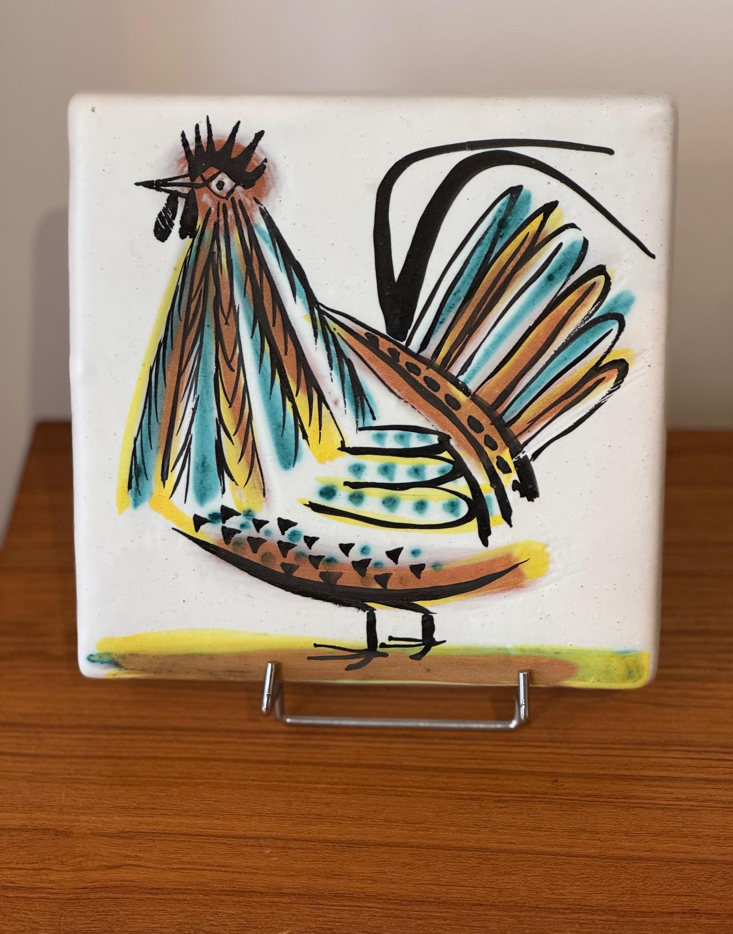 Piastrella in ceramica con decoro di uccelli di Roger Capron, anni '50
Firmato Capron, Vallauris Francia.
Roger Capron (1922-2006) ha studiato Arti Applicate a Parigi dal 1938 al 1943. Nel 1946 si è trasferito a Vallauris, nel sud della Francia,