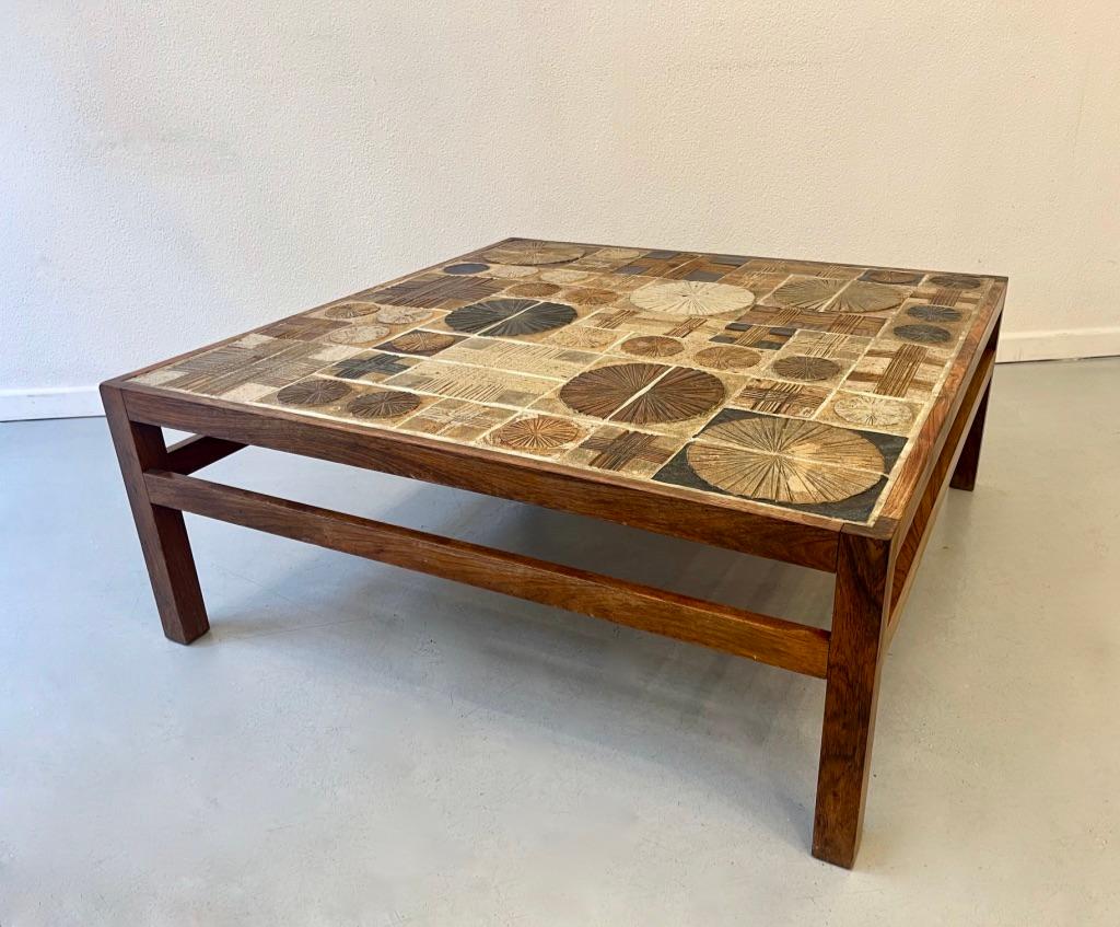 Mesa de centro cuadrada de azulejos de cerámica y marco de palisandro de Tue Poulsen y Erik Wørst, producida por Haslev Møbelsnedkeri Dinamarca ca. 1960
L 100 x P 100 x Al 40 cm
