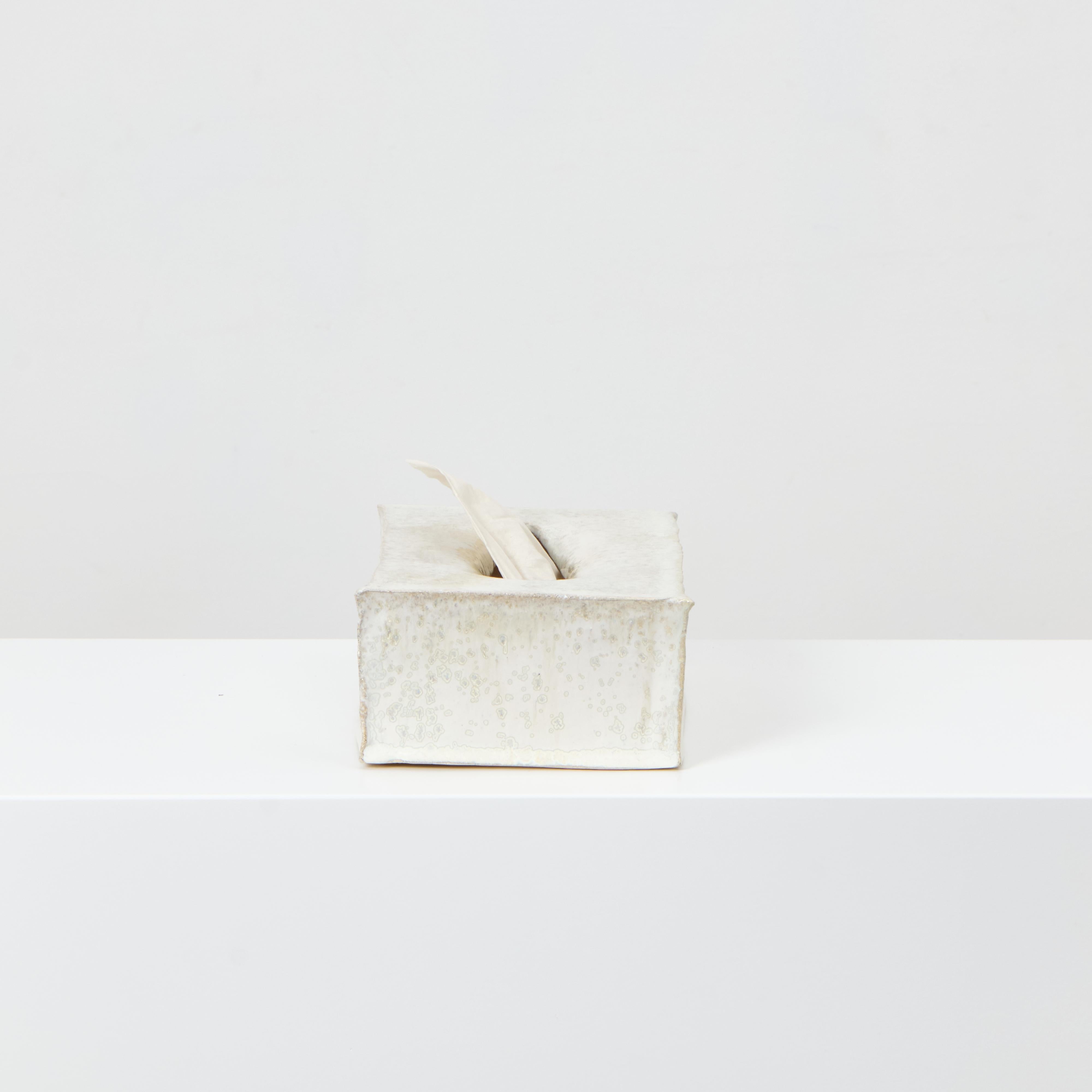 SCATOLA DI TESSUTO IN CERAMICA, progettata nel 2023.

Scatola in ceramica artigianale creata da abili artigiani nel laboratorio di ceramica di In our own workshop. 
Ogni pezzo è unico a causa della sua natura artigianale, le forme e le tonalità