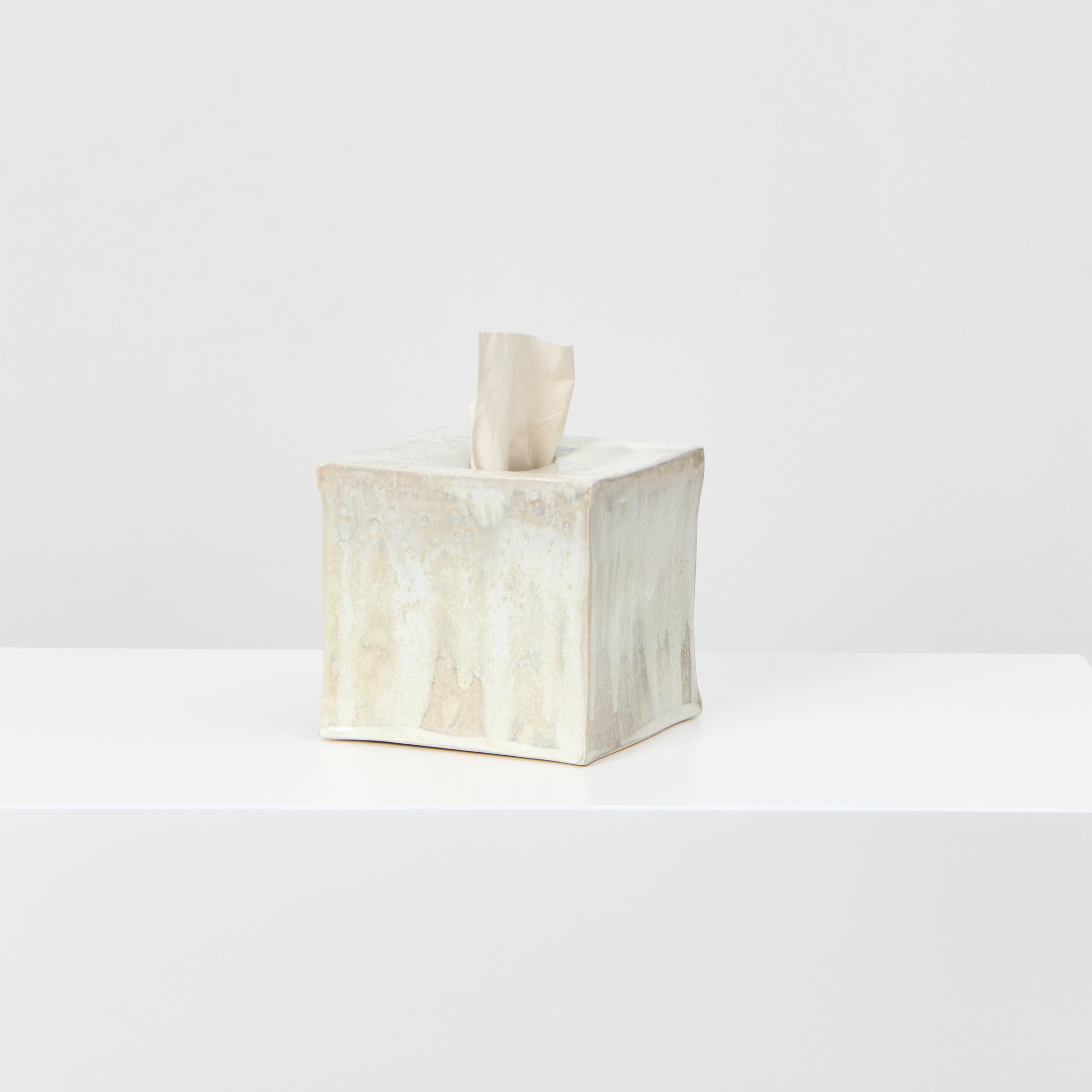 SCATOLA DI TESSUTO IN CERAMICA, progettata nel 2023.

Scatola in ceramica artigianale creata da abili artigiani nel laboratorio di ceramica di In our own workshop. 
Ogni pezzo è unico a causa della sua natura artigianale, le forme e le tonalità