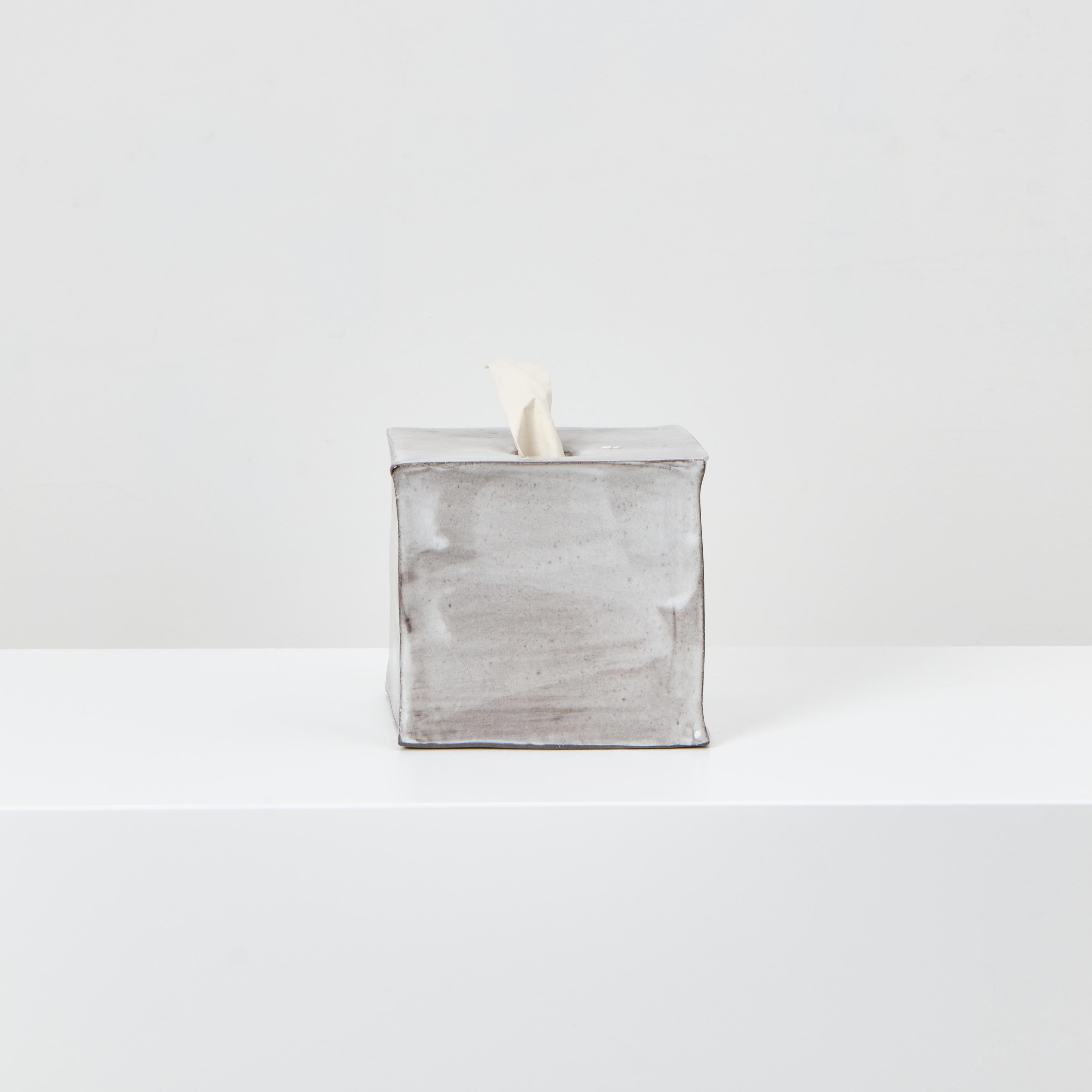 SCATOLA DI TESSUTO IN CERAMICA, progettata nel 2023.

Scatola in ceramica artigianale creata da abili artigiani nel laboratorio di ceramica di In our own workshop. 
Ogni pezzo è unico a causa della sua natura artigianale, le forme e le tonalità