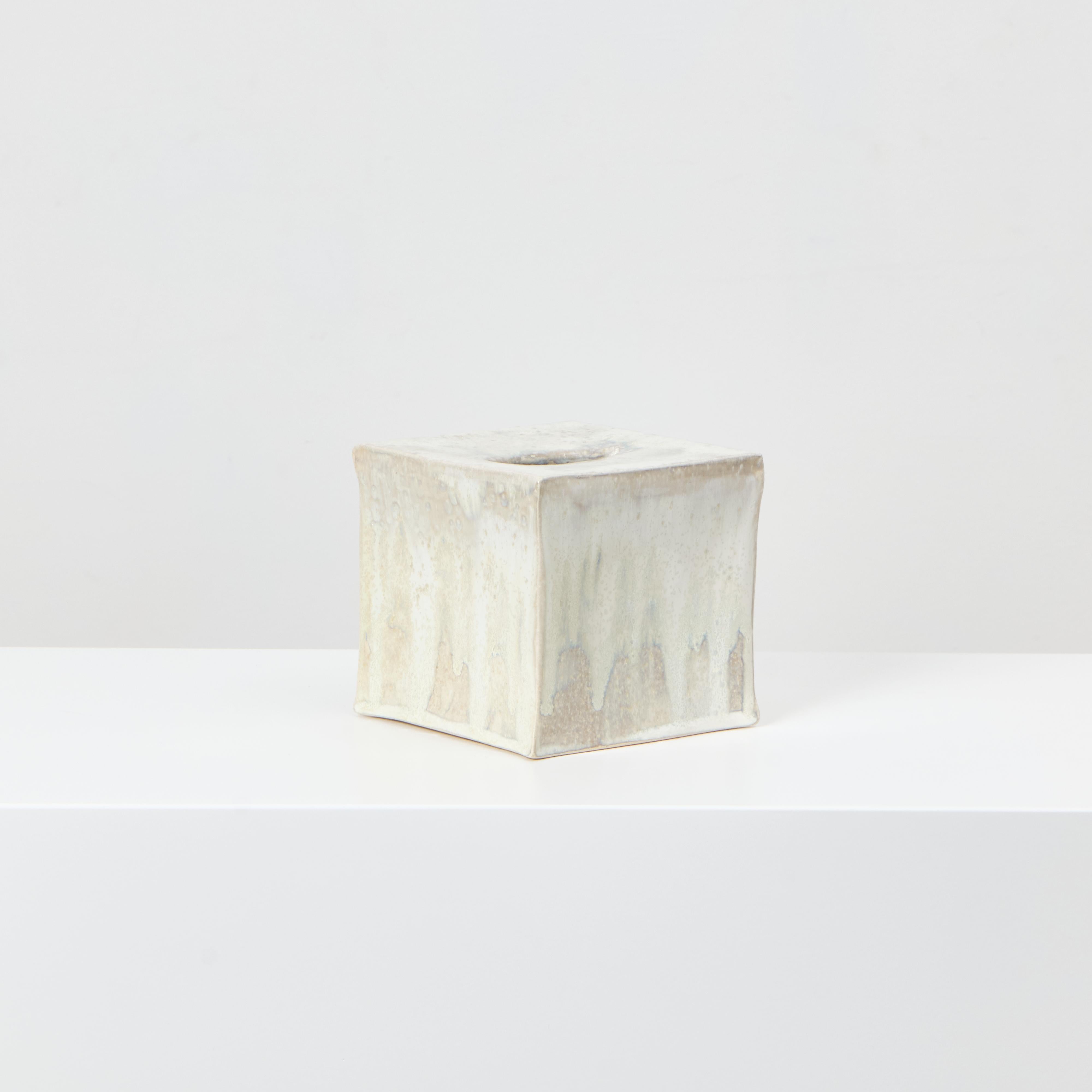 Fatto a mano Scatola per tessuti in ceramica in vendita