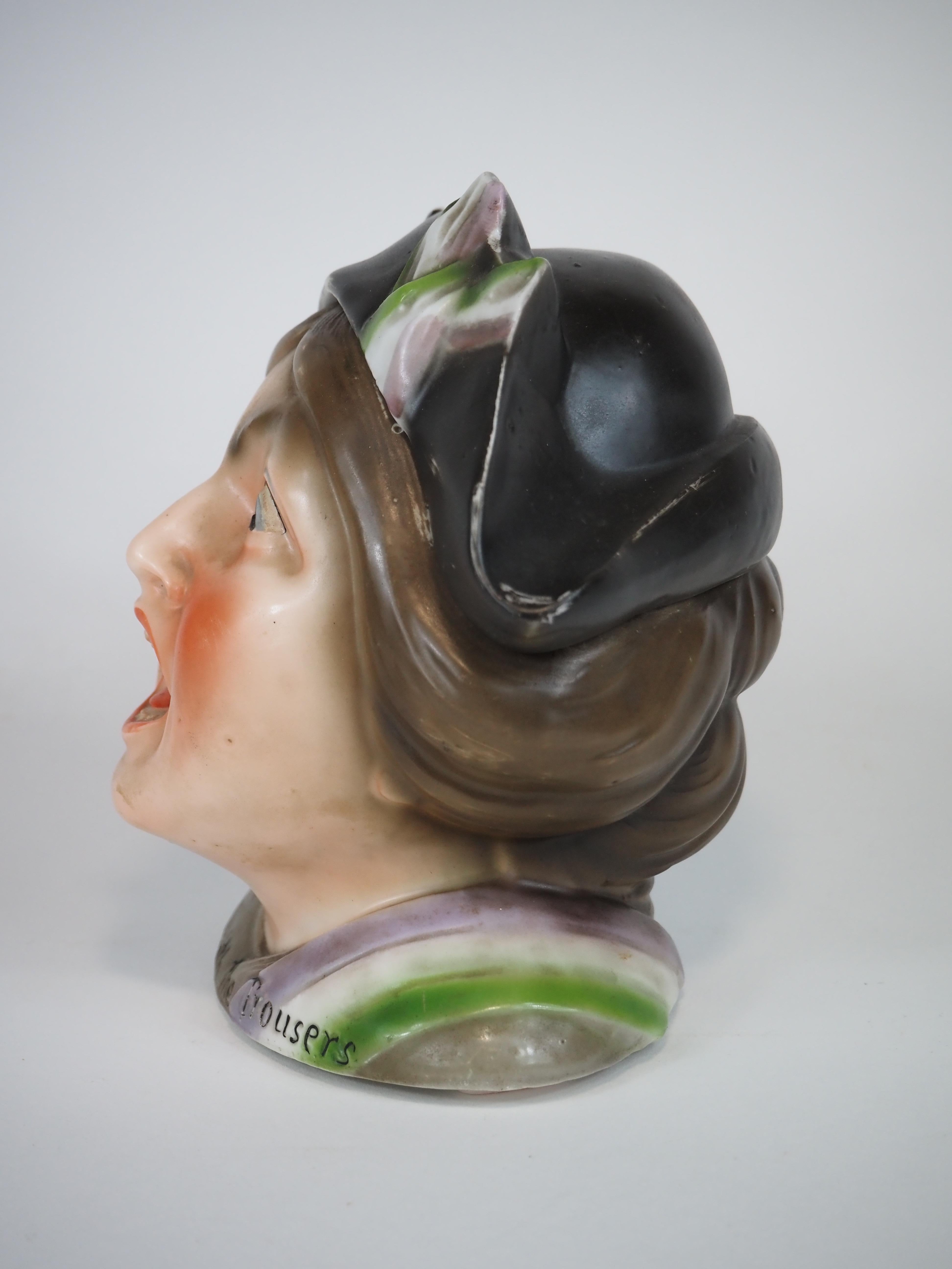 20ième siècle Pot à tabac/humidificateur en céramique en forme de suffragette criant, vers 1910 en vente