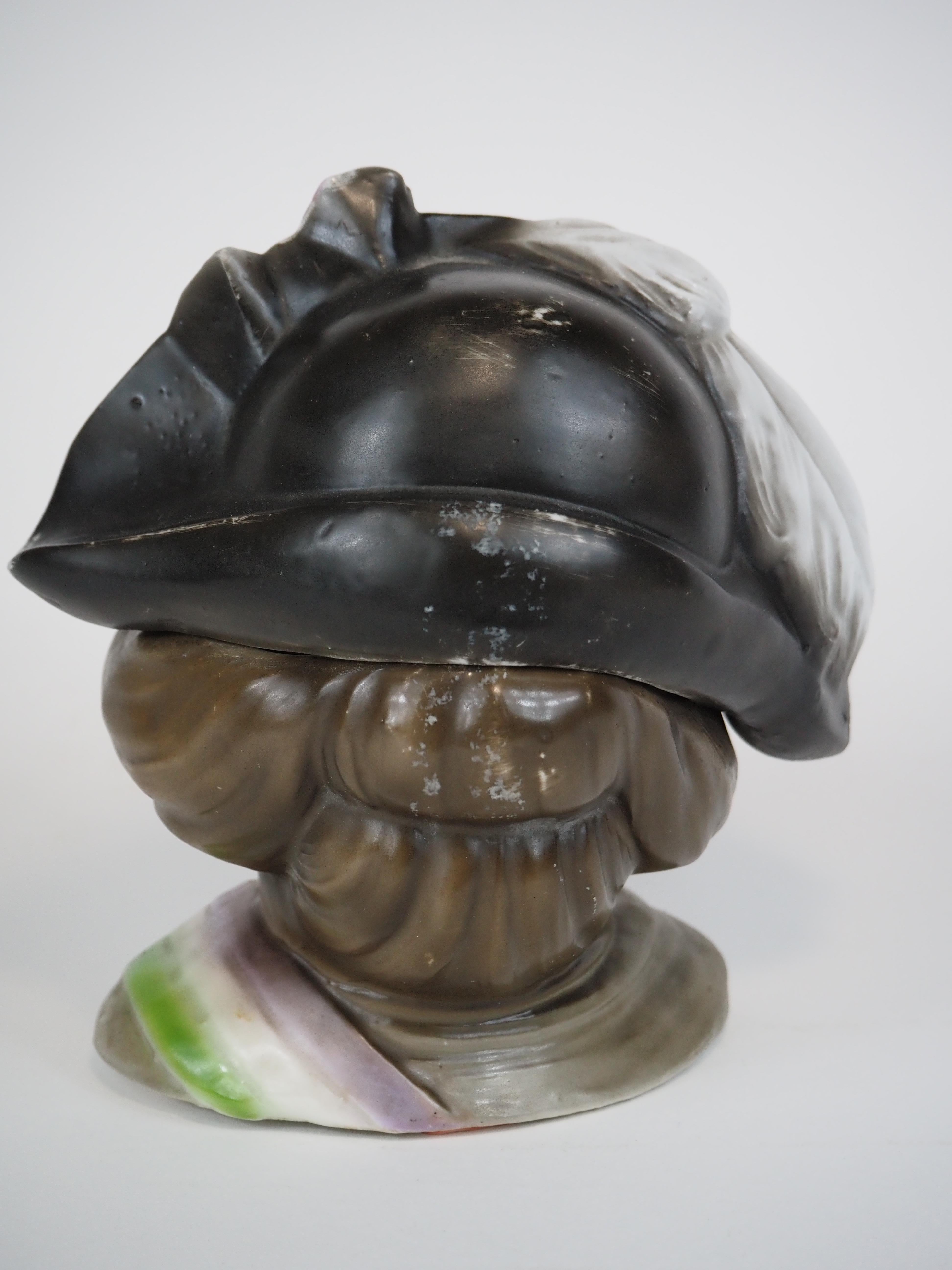 Céramique Pot à tabac/humidificateur en céramique en forme de suffragette criant, vers 1910 en vente
