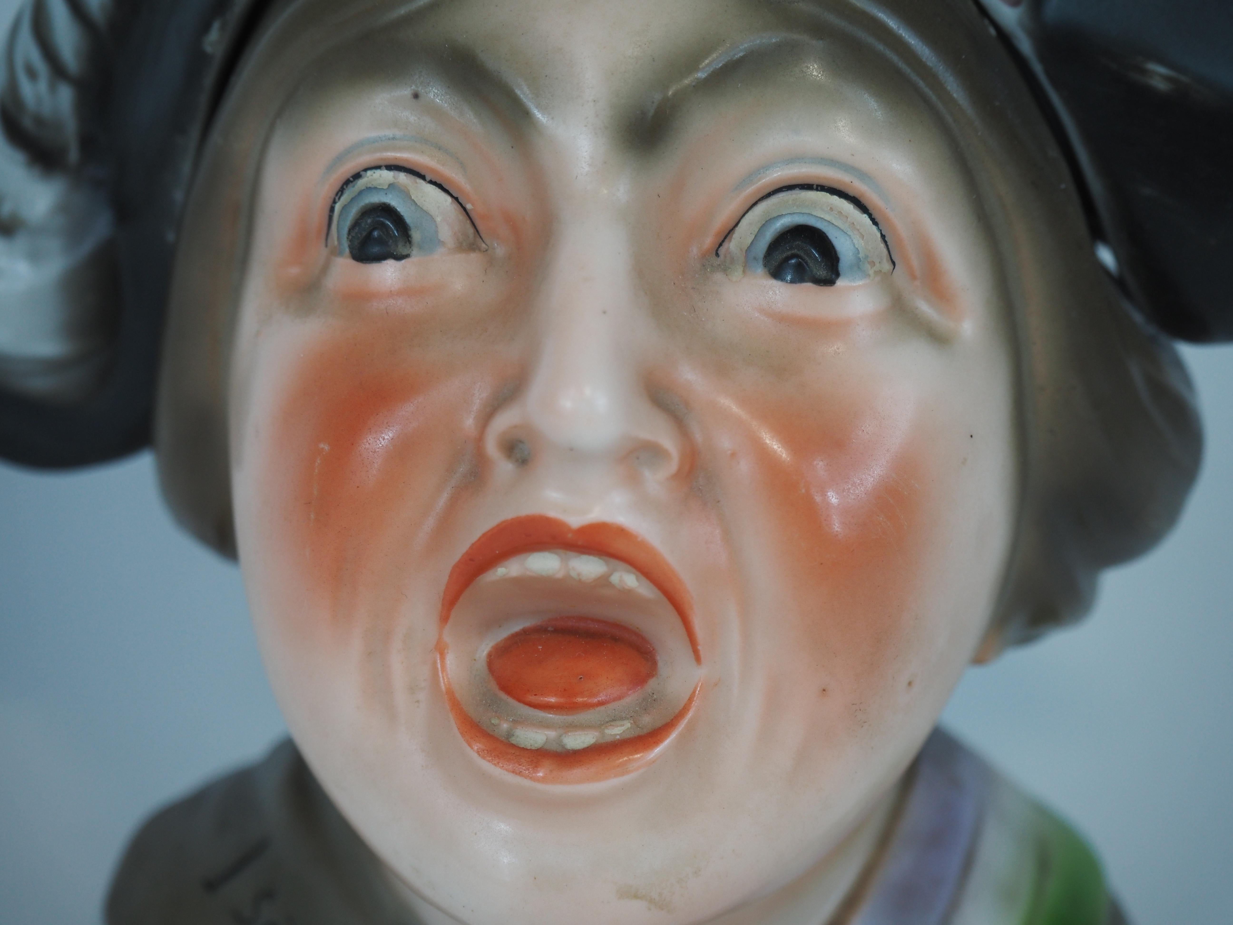 Pot à tabac/humidificateur en céramique en forme de suffragette criant, vers 1910 en vente 3