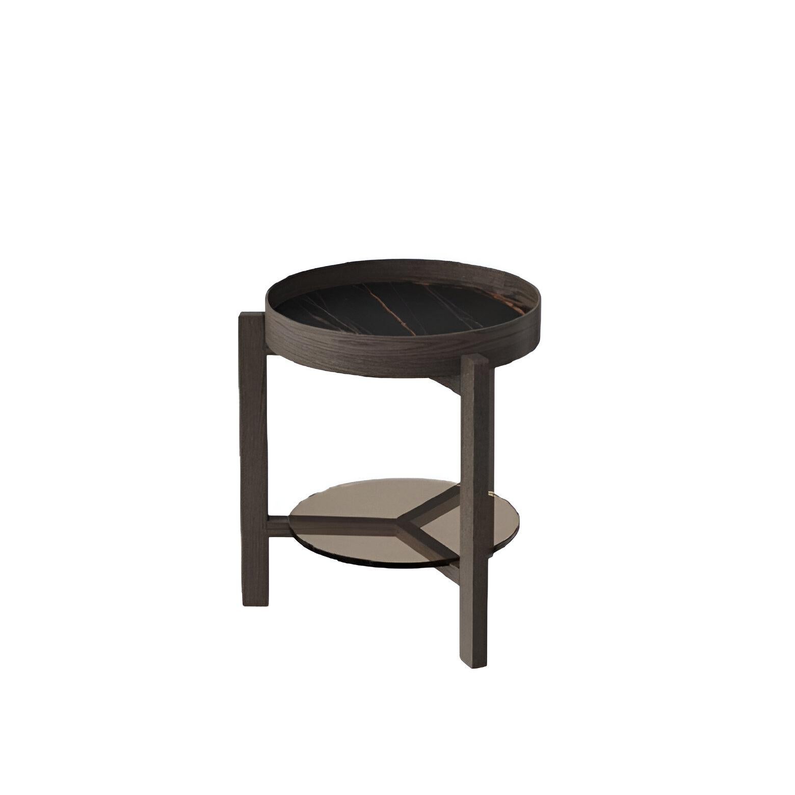 Este elegante conjunto consta de una mesa de centro y una mesa auxiliar a juego, cada una de ellas testimonio de un diseño sofisticado y una armoniosa combinación de materiales. Ambas piezas presentan una llamativa encimera de cerámica, que ofrece