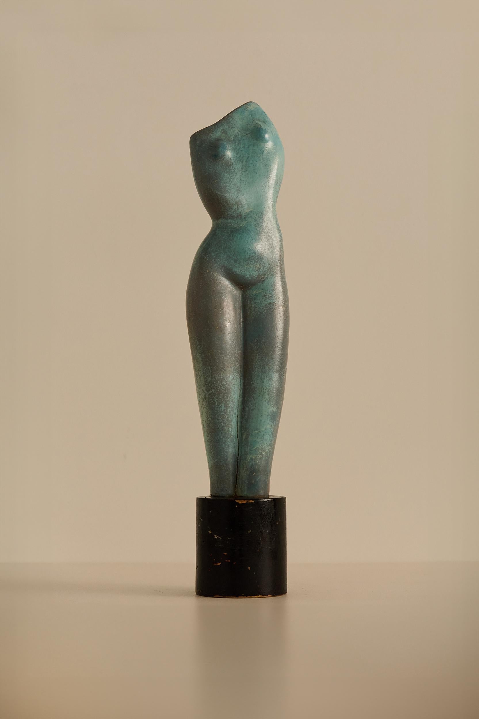 Minimalistische Keramikskulptur eines weiblichen Torsos mit fließenden, abstrahierten Kurven und einer gesprenkelten türkisfarbenen Glasur; montiert auf einem schwarzen Holzsockel.
