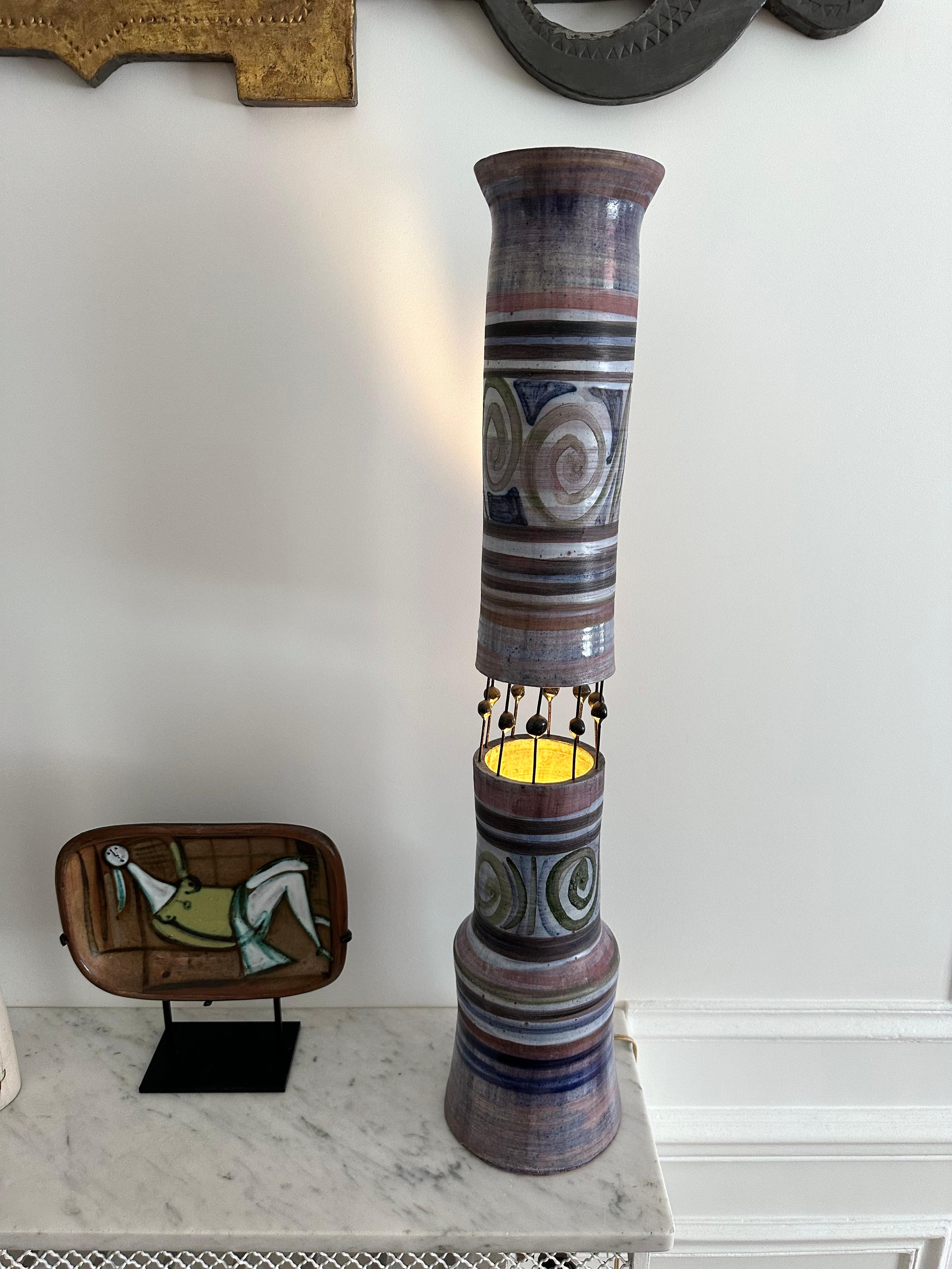 Totem table lamp sculpture in ceramic terracotta by the french ceramist artist Georges Pelletier for the manufacture Accolay in France. Rare and unusual color, Early production from the 60s. Famous design like Raphael Giarrusso, Roger Capron,